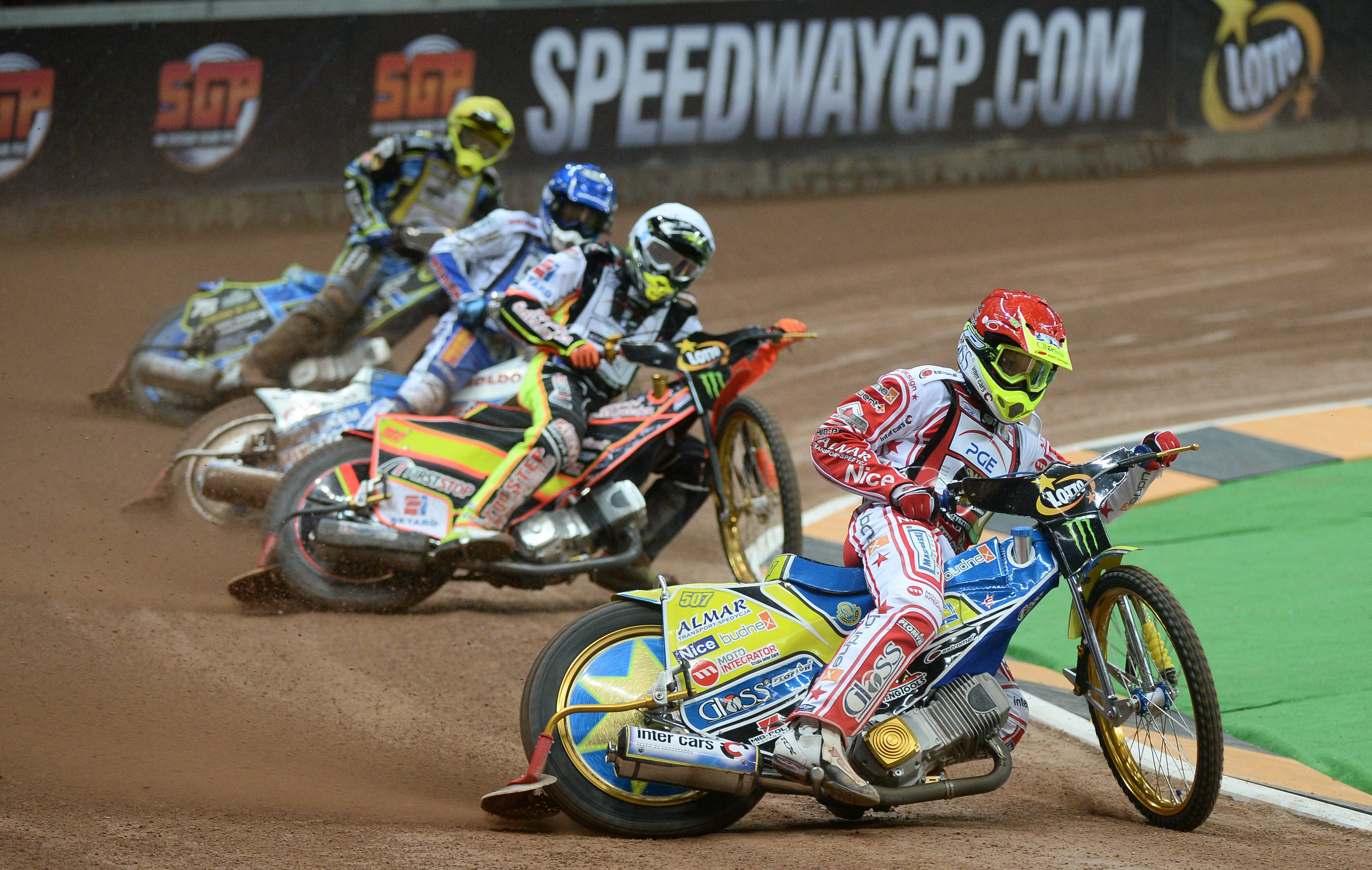 Zawodnicy mieli problem z opanowaniem motocykli, a upadki po wpadnięciu w dziury zanotowali Troy Batchelor i Chris Holder.