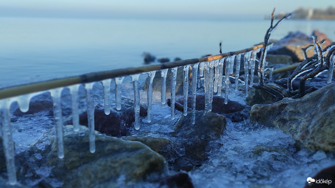 Már jegesedik a Balaton a part közelében – lenyűgöző fotók