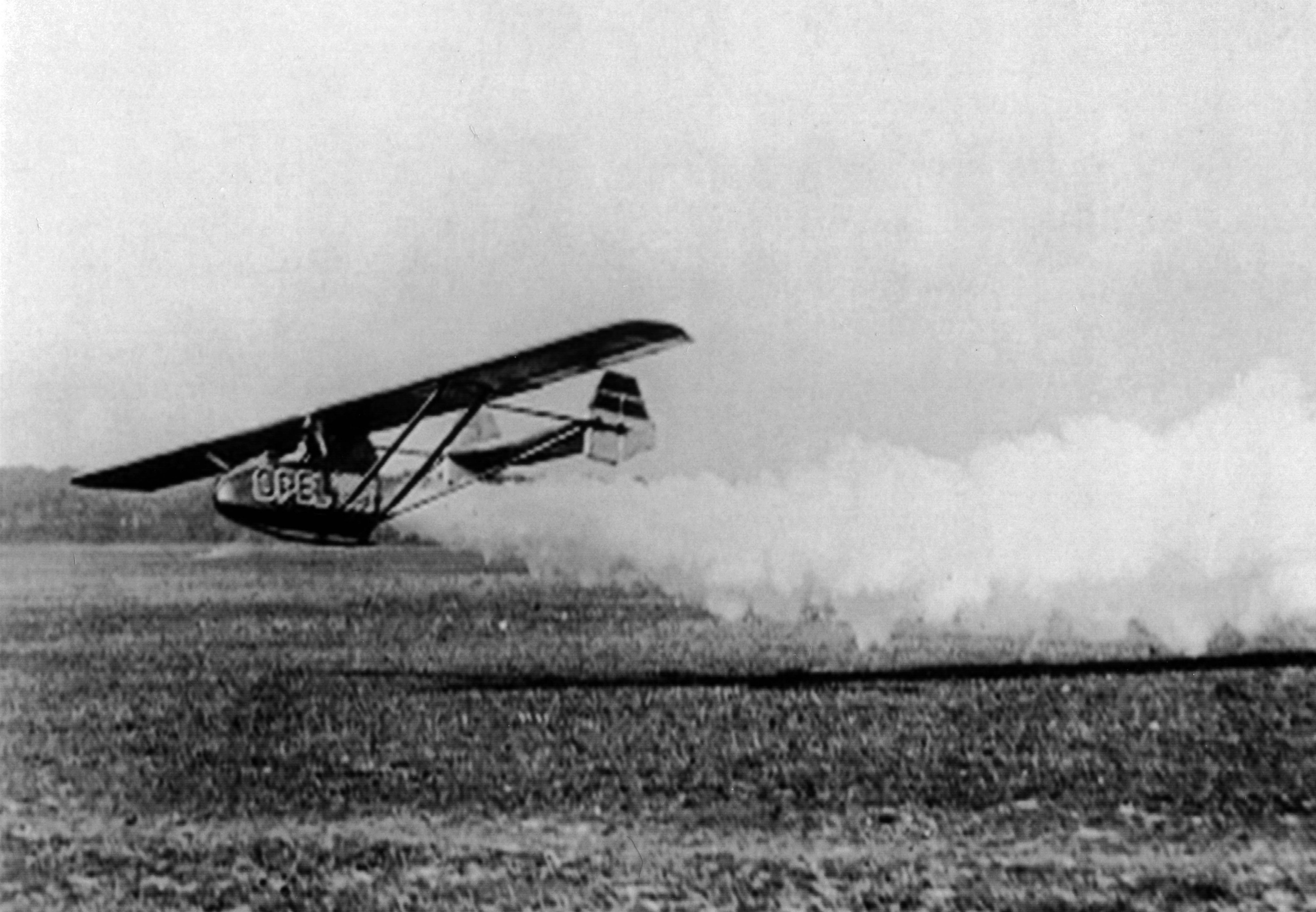 30 września 1929 roku Opel wzbił się w przestworza. Fritz von Opel na pokładzie samolotu RAK1 o napędzie rakietowym