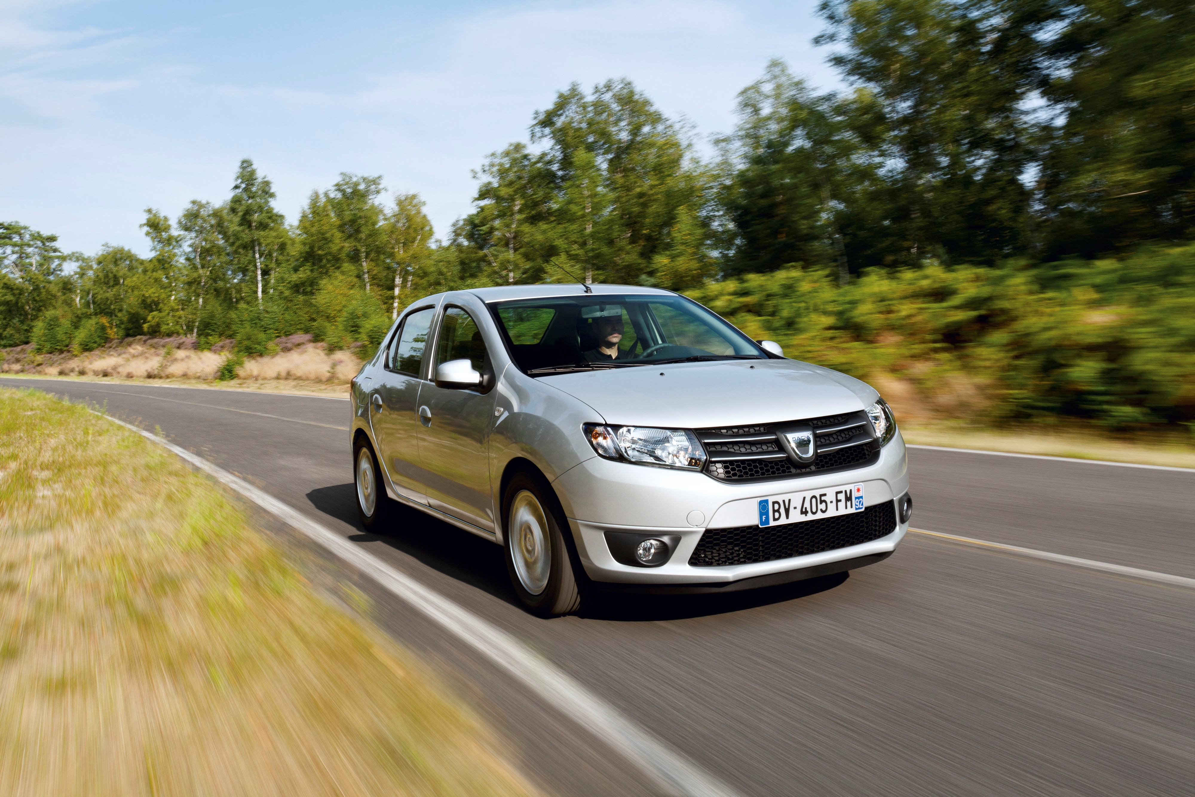 Dacia logan pojawiła się w 2004 roku i z miejsca stała się międzynarodowym przebojem. Samochody sprzedawane na ponad 50 rynkach całego świata. Do dziś kierowcy kupili sobie ponad 2,5 mln loganów. Producent postanowił kontynuować dobrą passę - zmodernizował ten model i wprowadza go do sprzedaży…