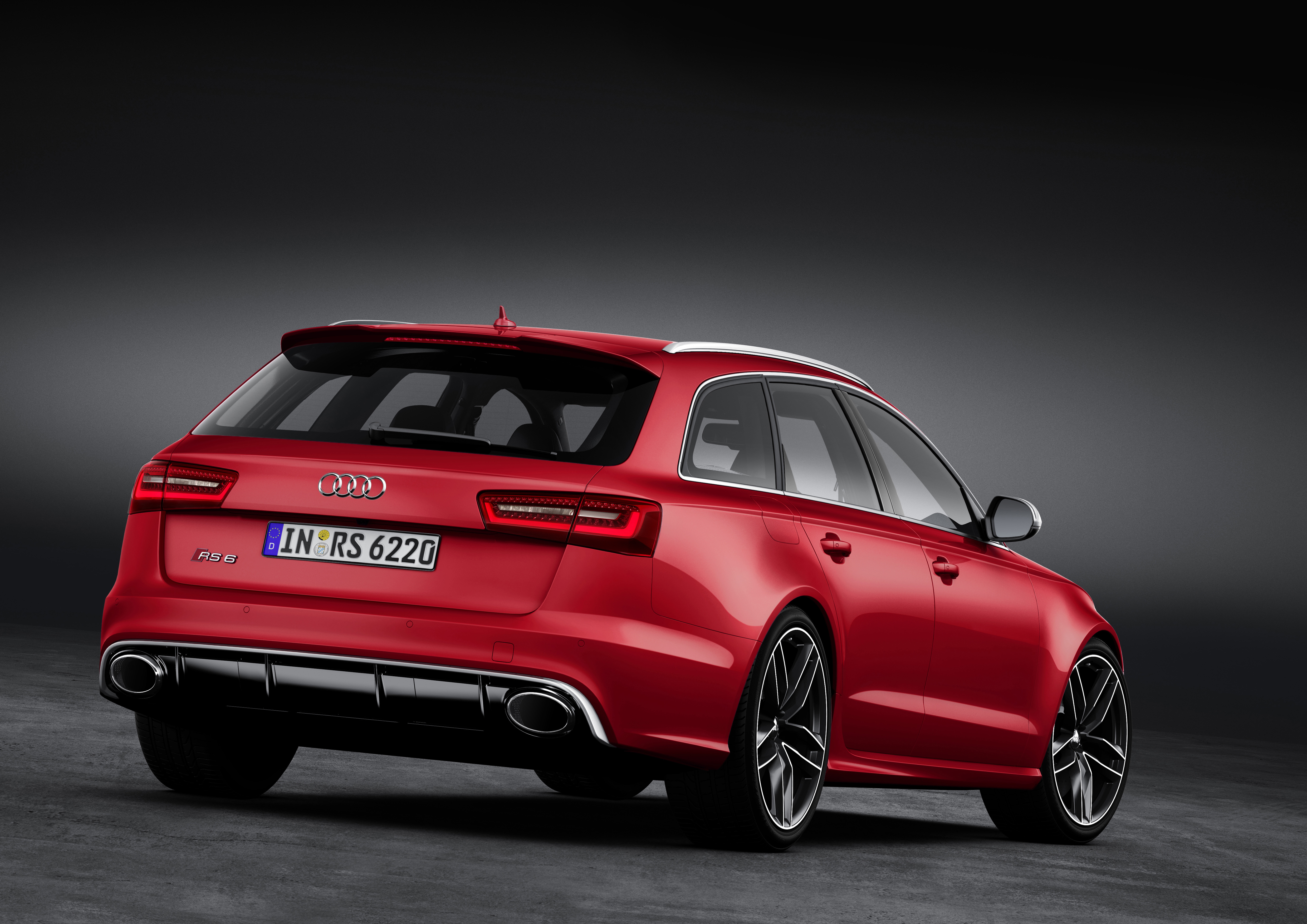 Nowe audi RS6 avant od przedniego do tylnego zderzaka ma niecałe 5 metrów (497,9 cm). Pod tylna klapą kryje się ładownia o pojemności od 565 do 1680 l. Sprzedaż tego auta powinna ruszyć latem 2013 roku.