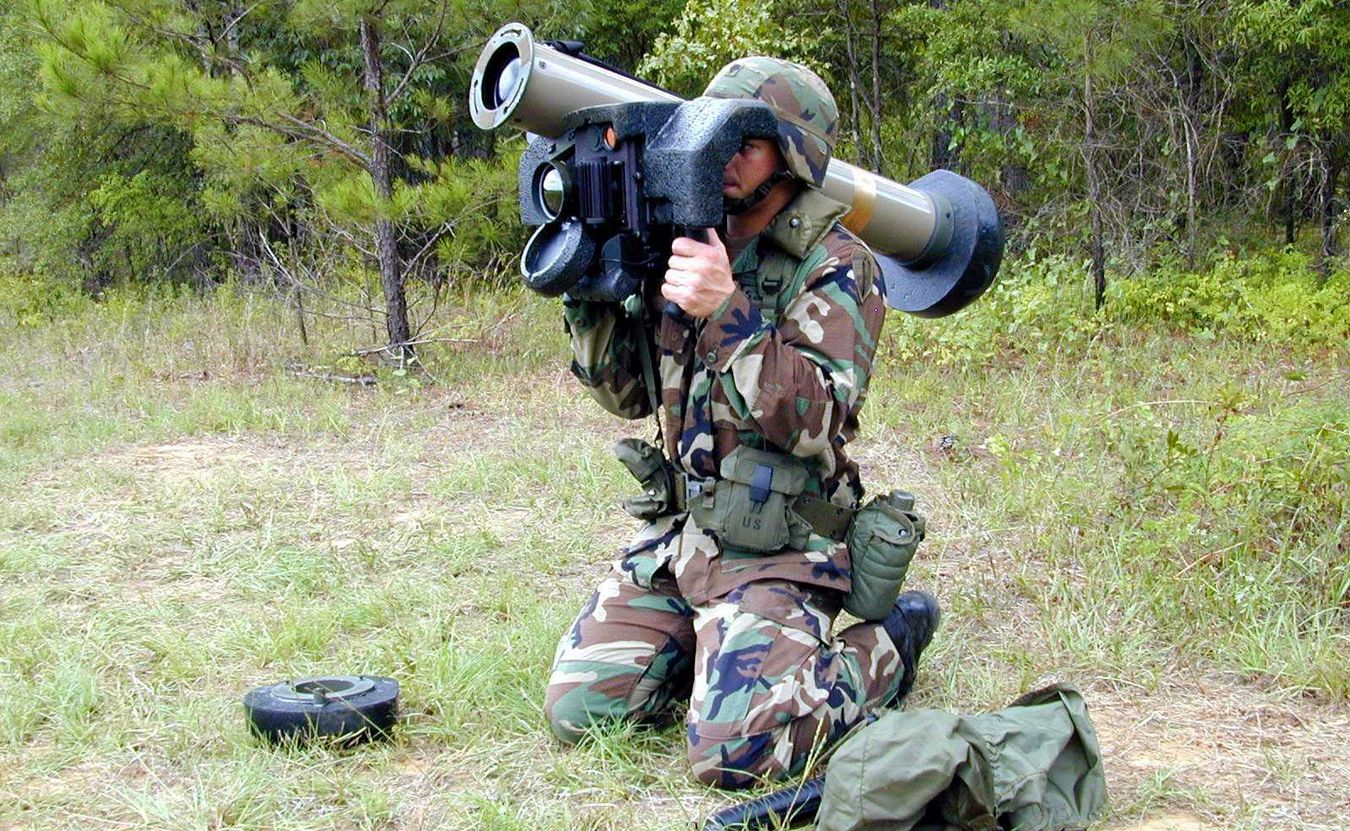 Tych pocisków można używać zarówno w dzień jak i w nocy. Tak zwany CLU (Command Launch Unit) waży z baterią 7 kg. Sam pocisk, który ma ok. 1,2 m waży 15 kg. W sumie 22 kg, co nie stanowi problemu dla niosącego na plecach sprzęt żołnierza.