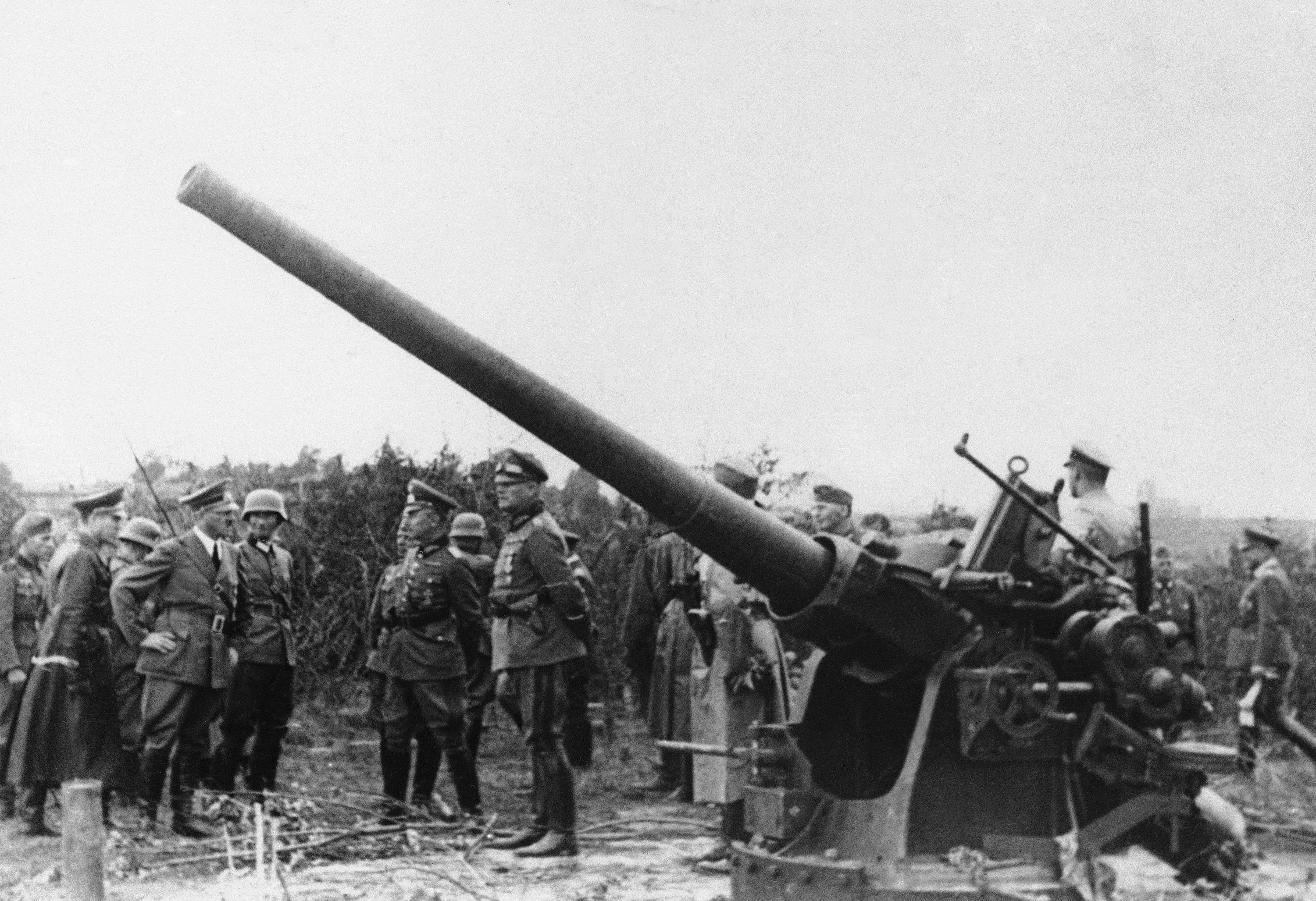 Szef Naczelnego Dowództwa Wehrmachtu Wilhelm Keitel pokazuje Hitlerowi zdobyczne polskie działo na Oksywiu, 21 września 199 roku