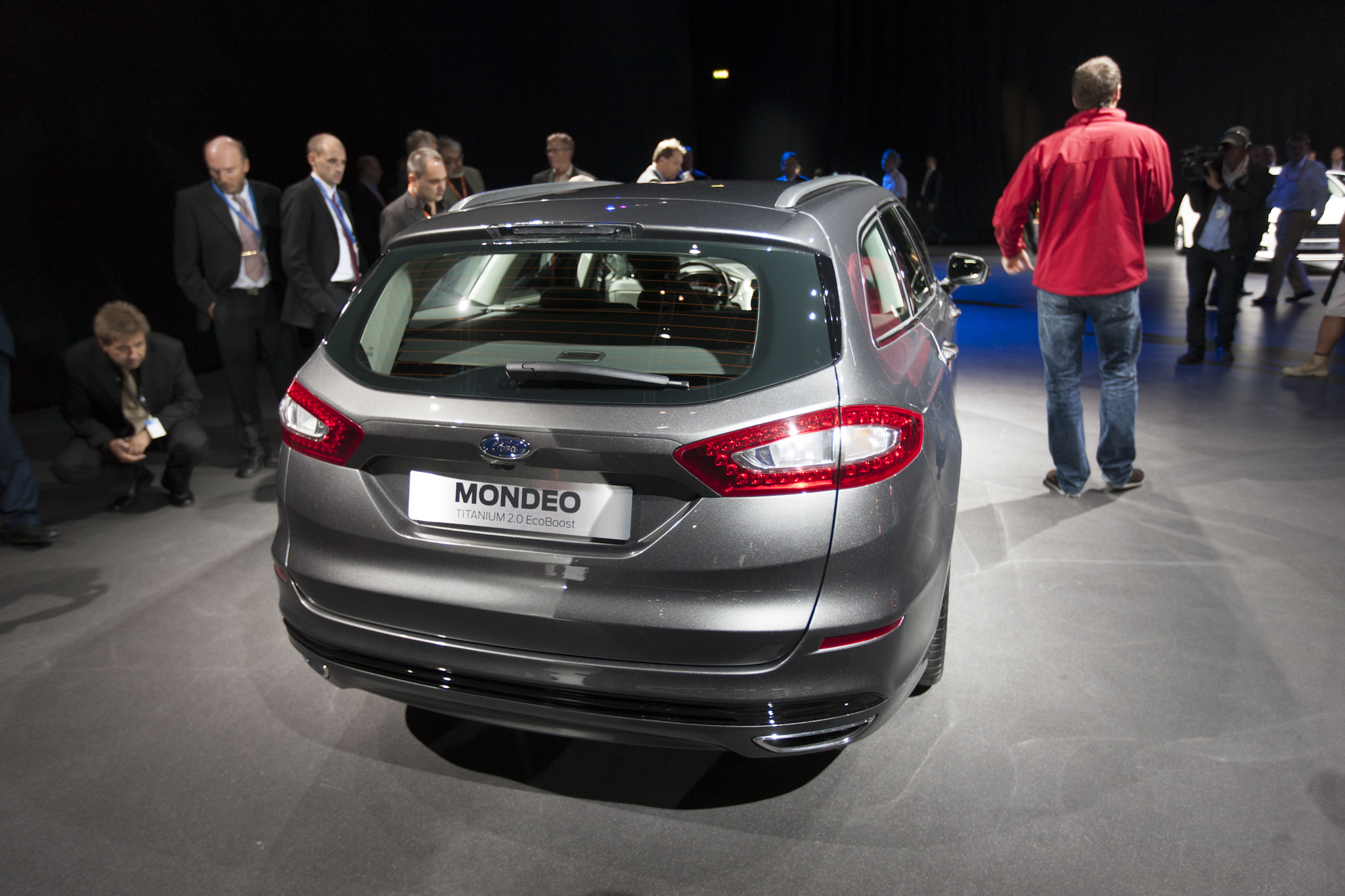 Na początek w Polsce Ford stawia przed kierowcami do wyboru trzy silniki benzynowe i torbodiesle oraz napęd hybrydowy. Podstawowa jednostka benzynowa to 1.5 EcoBoost/160 KM (240 Nm) - mondeo z takim turbosercem od zera do 100 km/h powinien przyspieszyć w 9,2 s (prędkość maksymalna 222 km/h). Producent obiecuje średnie spalanie na poziomie 5,8 l/100 km.