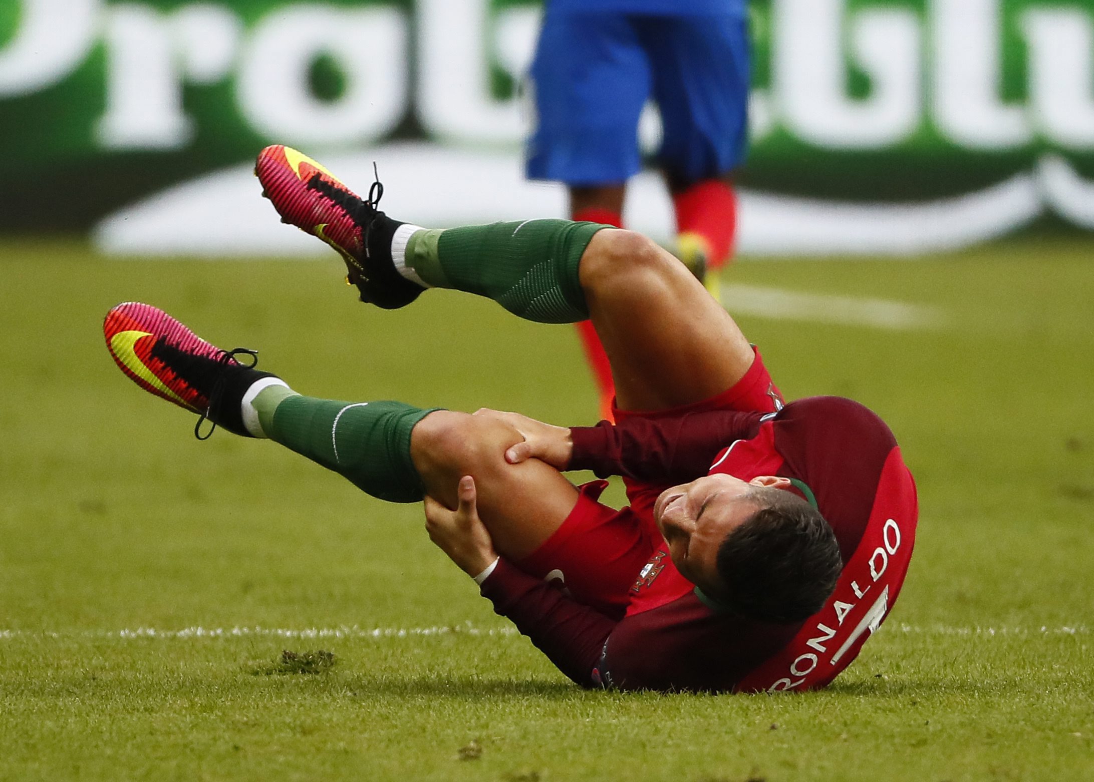RONALDO ZNIESIONY Z BOISKA NA NOSZACH