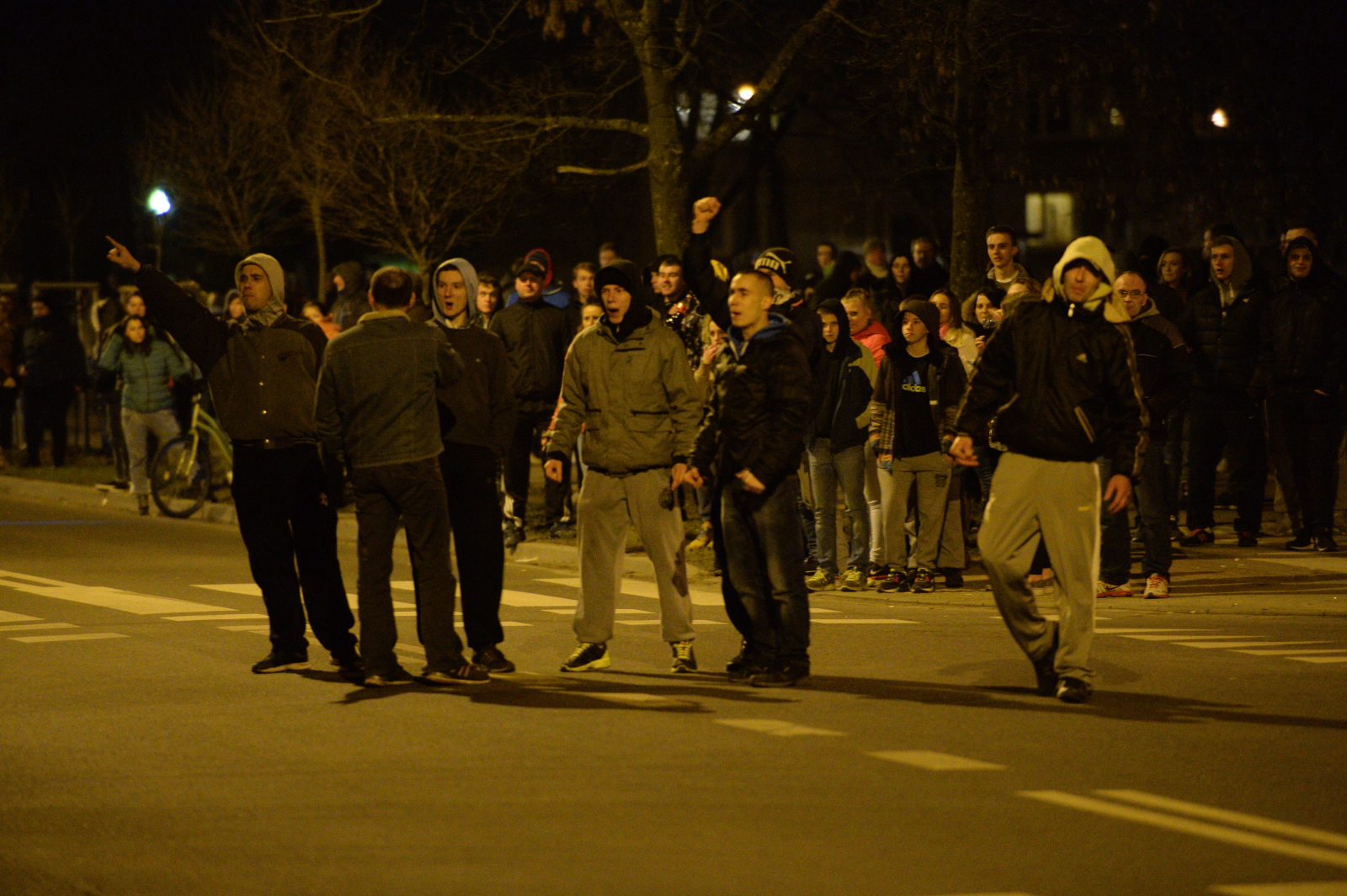Protestujący zbierają się przed Komendą Powiatową Policji w Legionowie. Protest jest wyrazem sprzeciwu wobec brutalnej interwencji policji, która zakończyła się śmiercią 19-letniego Rafała