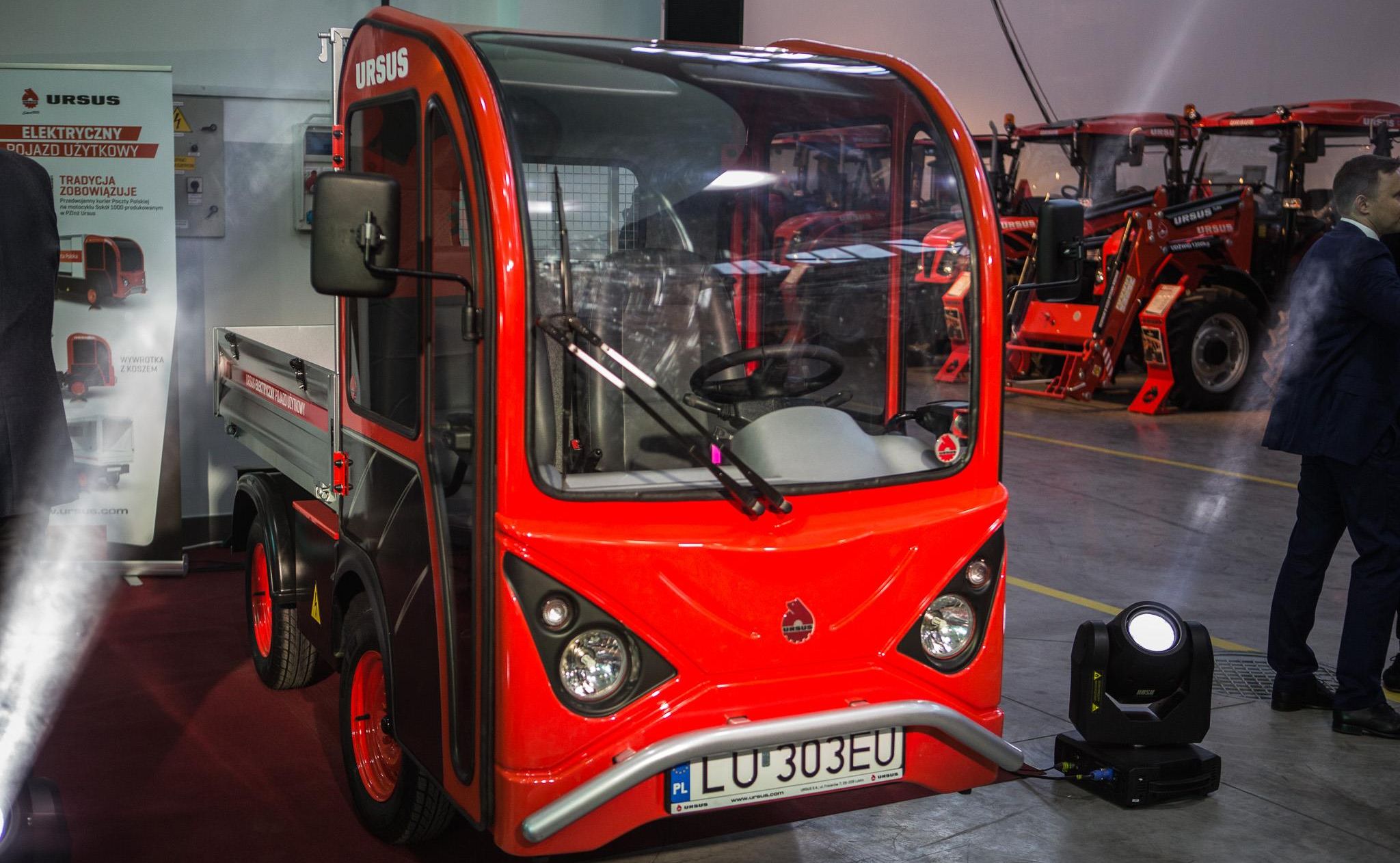 - Obecnie pracujemy nad nowym pojazdem dostawczym o ładowności do 3,5 tony (red. nowy volkswagen crafter z Wrześni jest tego rodzaju autem), kontynuując wieloletnie tradycje w produkcji samochodów ciężarowych lubelskiej fabryki. Zaprezentujemy też nowy autobus hybrydowy. Jest to szczególna hybryda - elektryczno-wodorowa. Ten autobus ma najdłuższy zasięg ze wszystkich autobusów elektrycznych dostępnych w tej chwili na rynku - może jeździć 400 km na jednym ładowaniu, ponieważ w międzyczasie wodór przetwarzany na parę napędza silniczek elektryczny, które doładowuje podczas jazdy autobus - powiedział dziennik.pl Karol Zarajczyk. - A obecnie w ofercie mamy także dwa elektryczne autobusy - Ursus City Smile i Ursus Ekovolt oraz pojazd opancerzony Storm 3 - dodał.