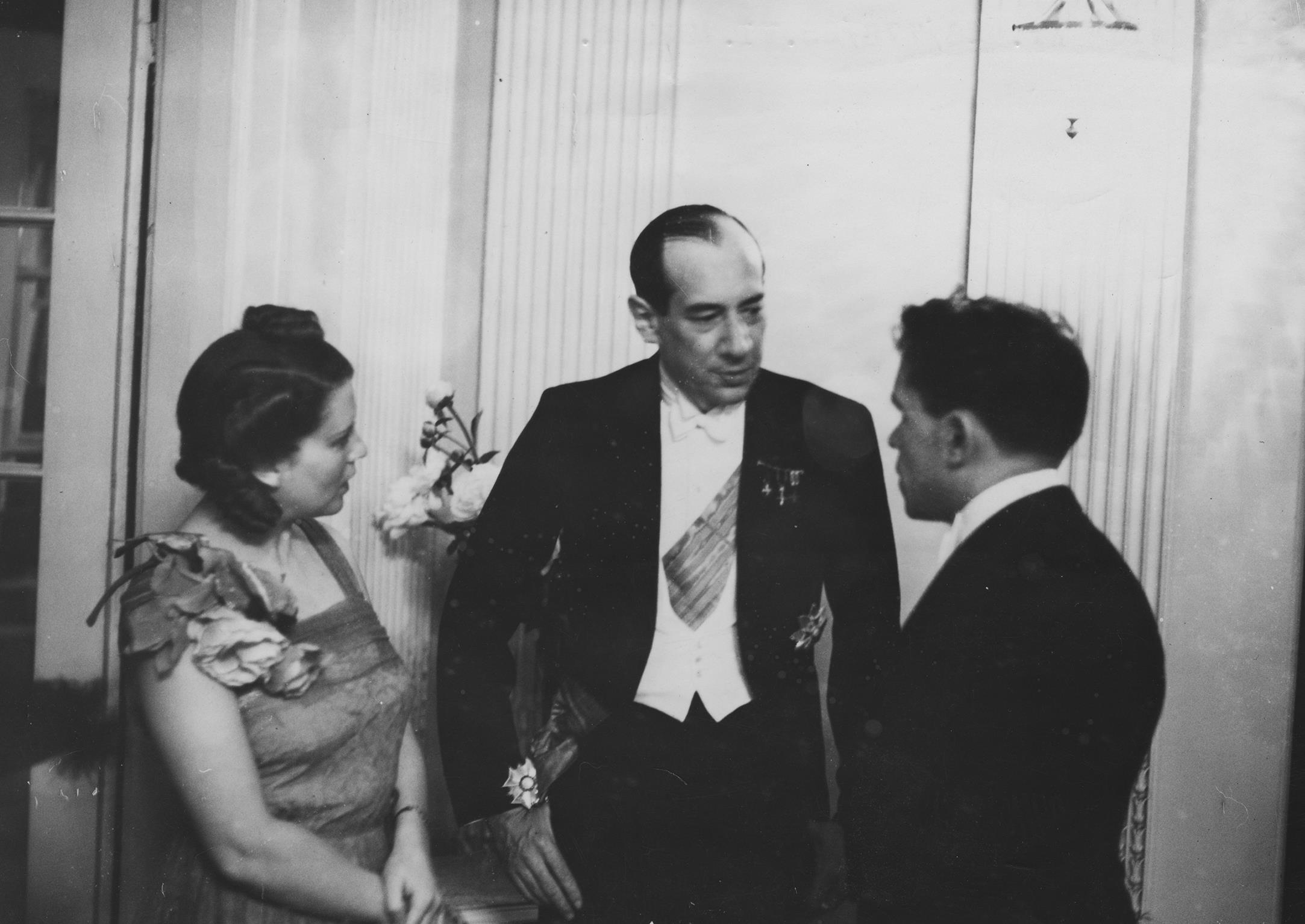 Minister spraw zagranicznych Józef Beck rozmawia z ambasadorem ZSRR w Polsce Nikołajem Szaronowem i jego żoną, Warszawa, czerwiec 1939 r.