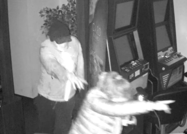 Fegyverrel rabolt ki egy játékteremet egy férfi: az ott dolgozó nőt a széfbe zárta és még az autóját is ellopta – videón az elkövető