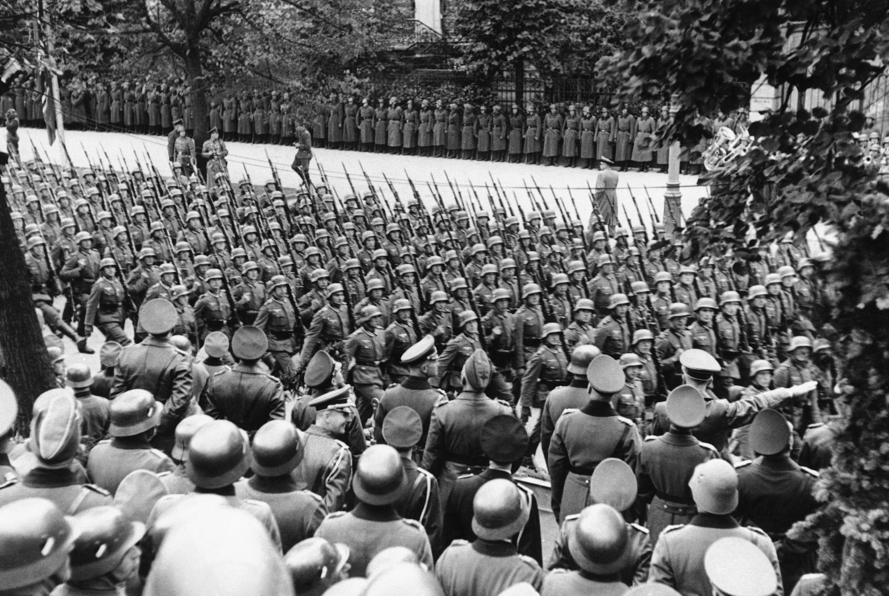 Oddziały Wehrmachtu maszerują przed Hitlerem w Alejach Ujazdowskich w Warszawie, 5 października 1939 roku