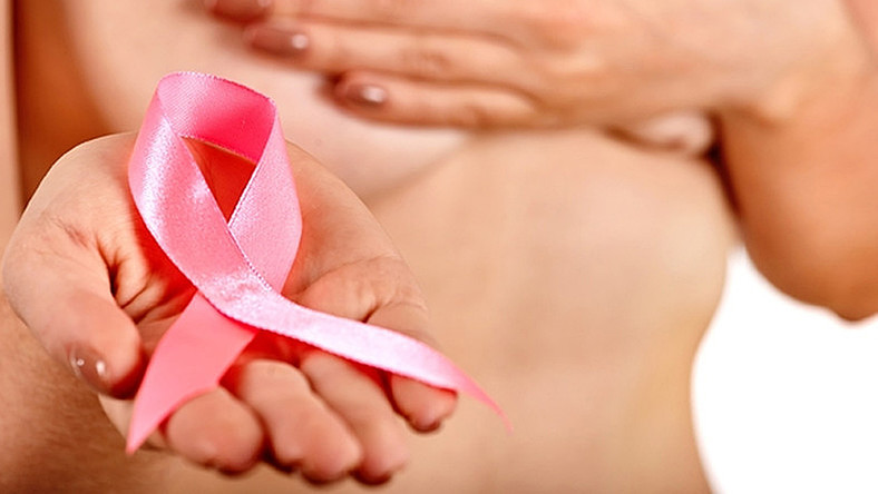 Megrázó bejelentés: élő adásban közölte a műsorvezető, hogy mellrákja van