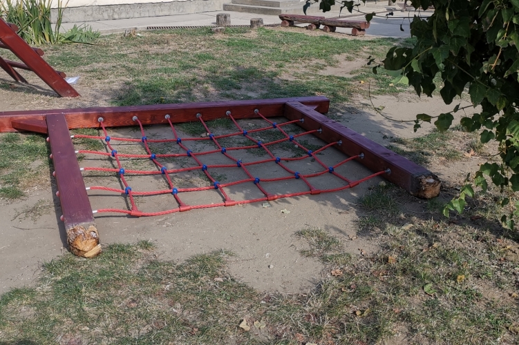 Bírságolás után sem szerelték le a korhadt mászókát - Vádlottak padján a polgármester a csányi gyerekhalál ügyében