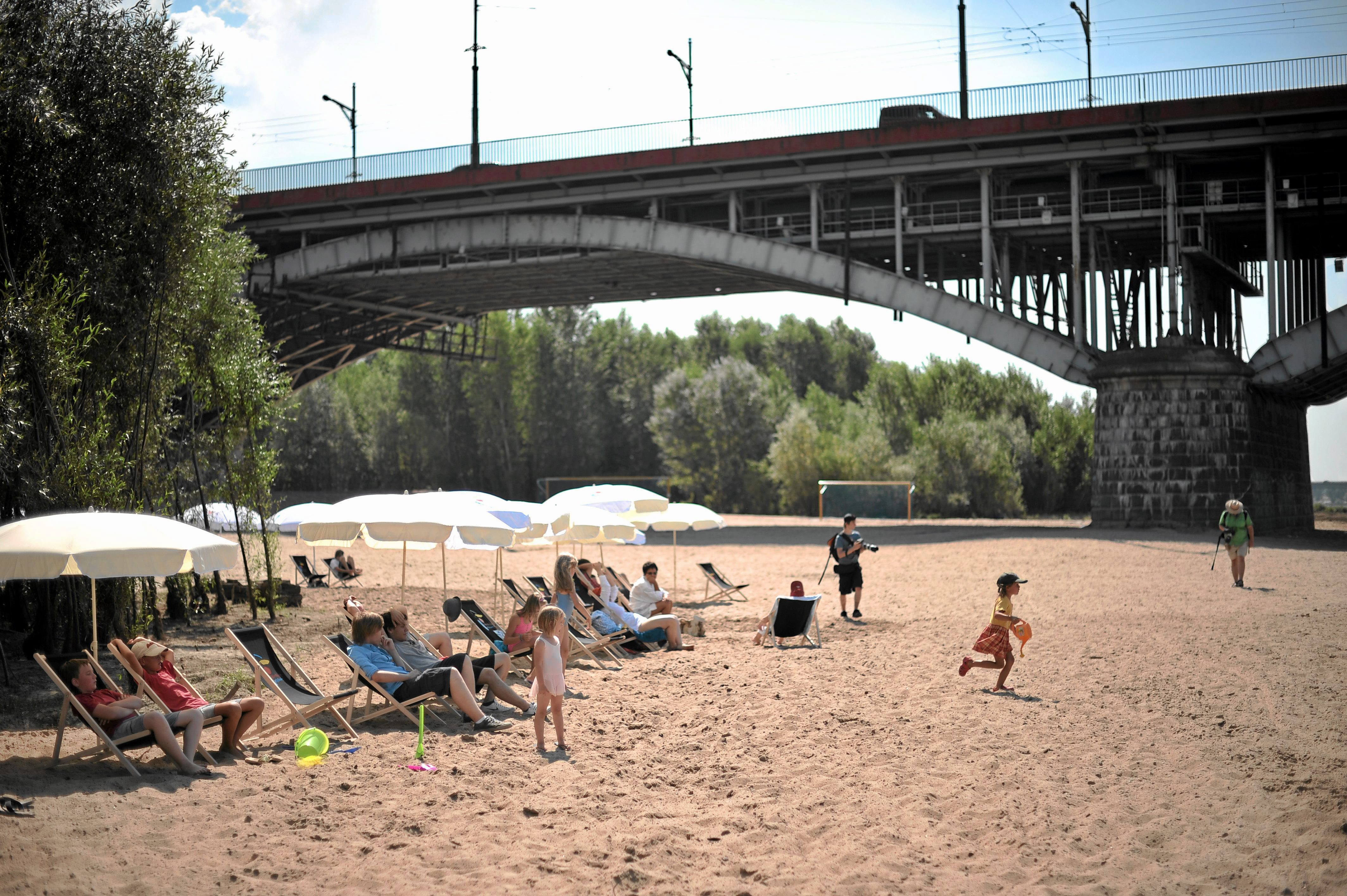 Na plażach można też skorzystać z bezpłatnych leżaków, parasoli, boisk do siatkówki i plażowej piłki nożnej. Od pierwszego czerwca w pogodne dni z plaż będzie można korzystać od poniedziałku do piątku w godz. 12.00 - 20.00, a w weekendy i święta od godz. 9.00 do 20.00