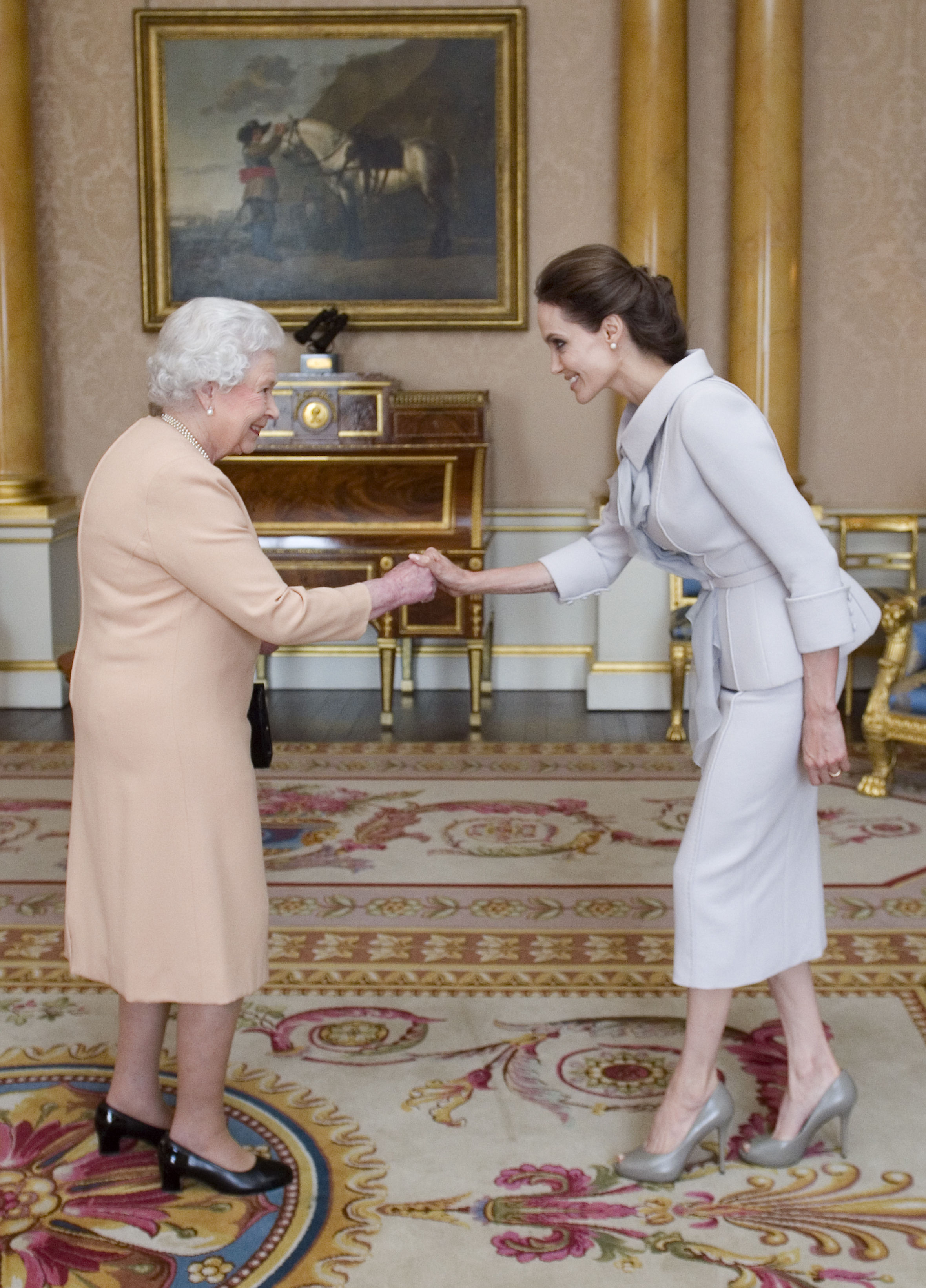 Tym sposobem Angelina Jolie – jedna z najbardziej zaangażowanych społecznie gwiazd – dołączyła do wąskiego grona cudzoziemców wyróżnionych elitarną nagrodą. Są wśród nich m.in. Steven Spielberg i Bill Gates