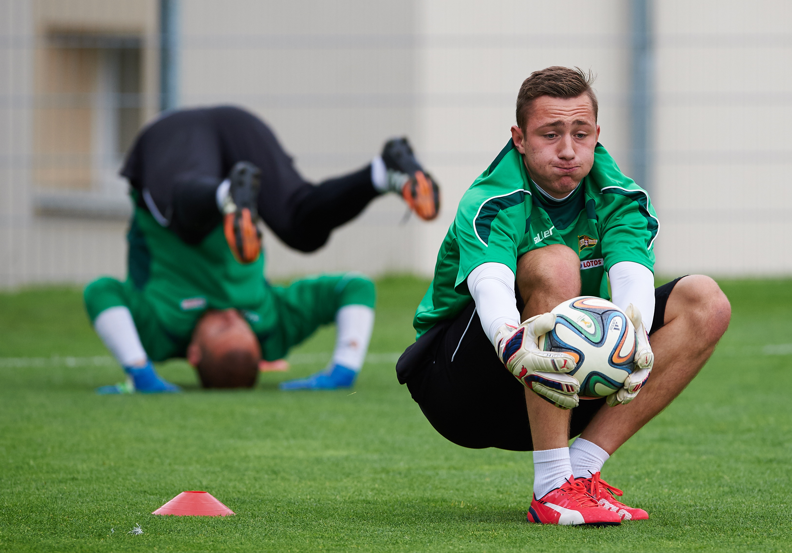 Bramkarze Lechii Gdańsk Damian Podleśny (przód) i Mateusz Bąk (tył) podczas pierwszego treningu drużyny przed zbliżającym się sezonem 2015/2016 T-Mobile Ekstraklasy