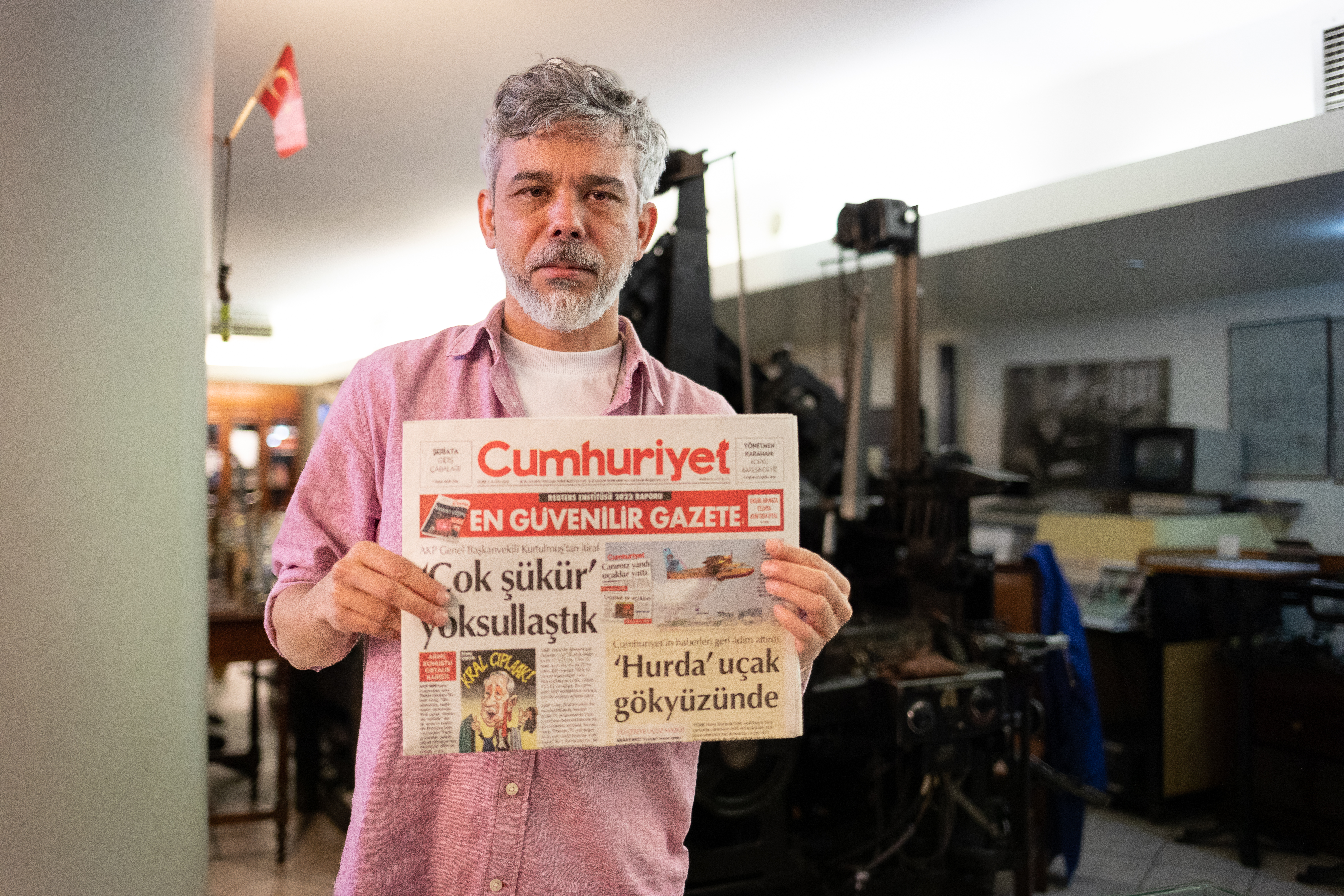 Mustafa Birol Güger, dziennikarz „Cumhuriyet” pokazuje czołówkę swej gazety z wielkim tytułem: „Dzięki Bogu jesteśmy biedni!”. „Cumhuriyet” to jeden z ostatnich niezależnych dzienników w Turcji