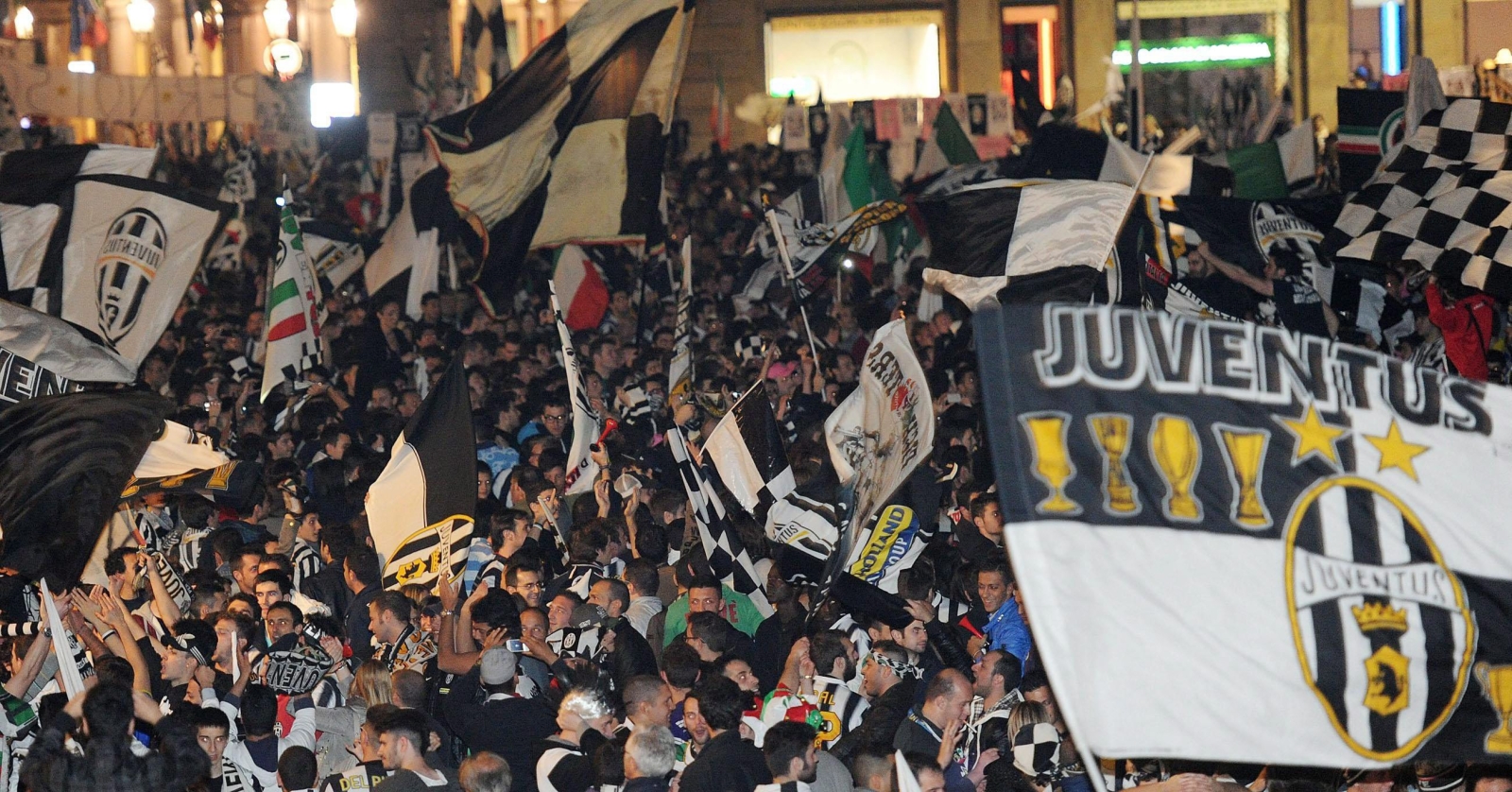 Kibice Juventusu świętują zdobycie mistrzostwa Włocha na Piazza San Carlo w Turynie