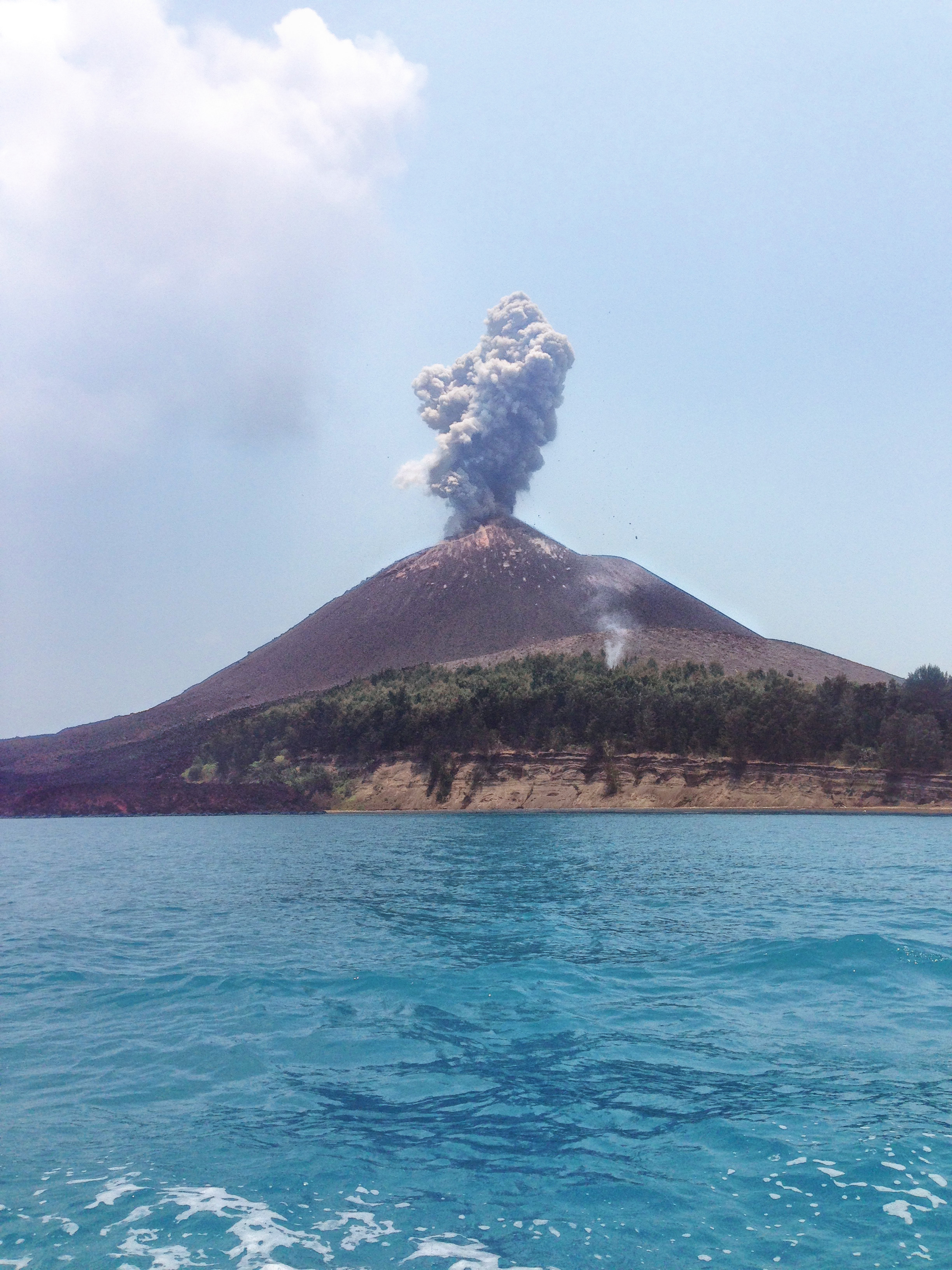 Anak Krakatau to wciąż czynny i niebezpieczny wulkan