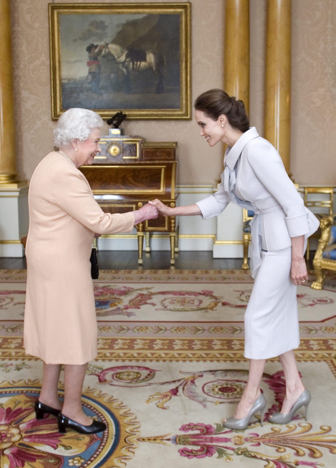 Podczas uroczystości w Pałacu Buckingham Angelinie Jolie towarzyszył mąż Brad Pitt i ich dzieci. – Dzieci były bardzo podekscytowane, że mogą znaleźć się w prawdziwym Pałacu – informuje Usmagazine.com. – Wszystkie pięknie się ubrały i wyglądały bardzo dostojnie