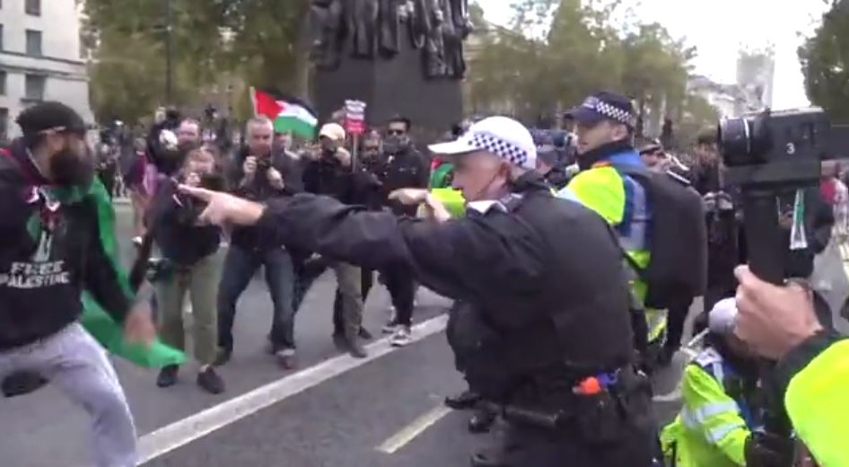 Radikális fordulatot vett a londoni tüntetés: megtámadtak egy rendőrt a palesztinpárti tüntetők