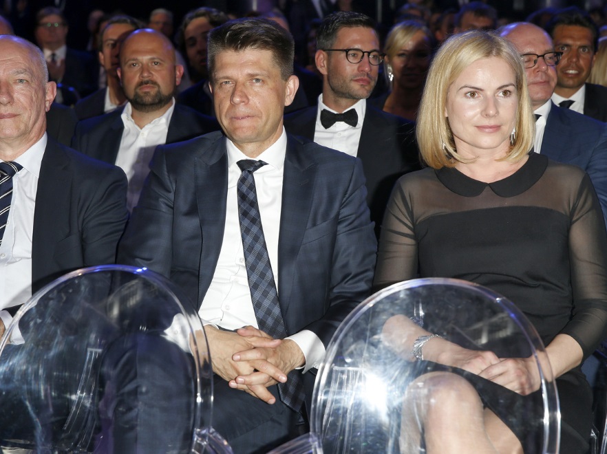 ... Jej włosy były wyraźnie krótsze, dzięki czemu wydawały się grubsze. Taką fryzurę zdecydowanie łatwiej okiełznać, więc zawsze sprawia ona wrażenie zadbanej.