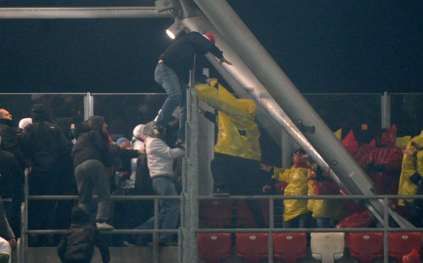 Bandyci na stadionie Legii pobili kibiców Jagiellonii