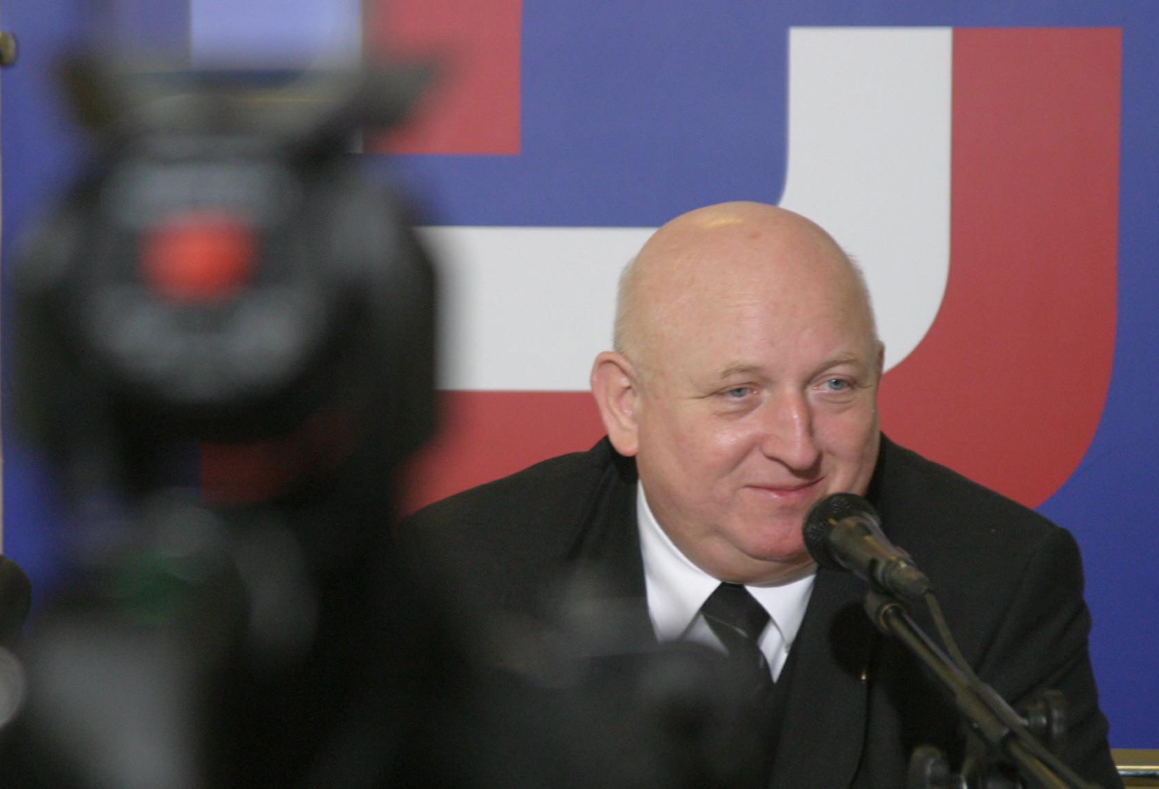 Premier urzędujący od 23 grudnia 1991 roku do 5 czerwca 1992 roku. W expose tyle razy użył następujących słów: