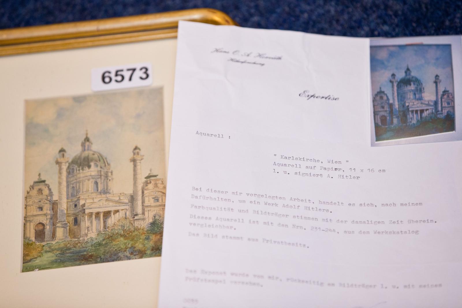 Ten z kolei namalowany farbami akwarelowymi obraz przedstawia <B>kościół świętego Karola Boromeusza w Wiedniu</B>. Powstał w czasie, kiedy młody Adolf Hitler zarabiał, sprzedając swoje dzieła za marne pieniądze...