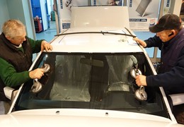 Przednia szyba: wymienić czy naprawiać?