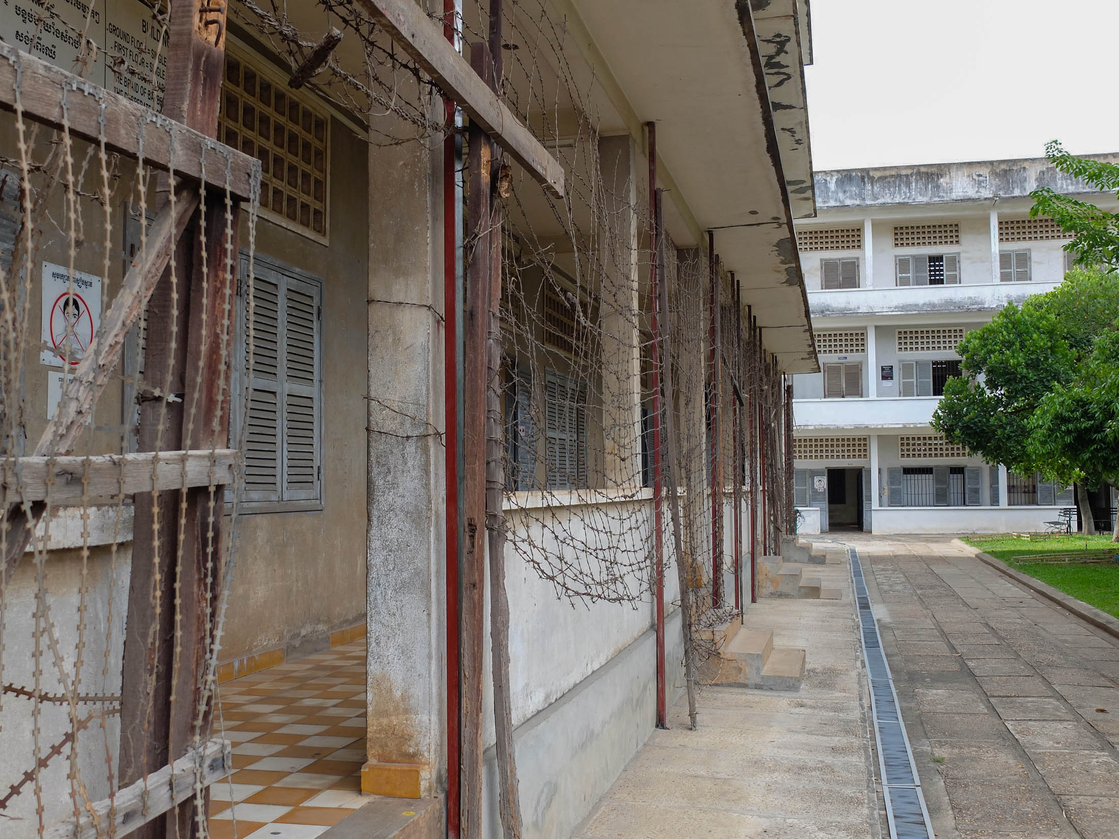 W Phnom Penh największe wrażenie robi muzeum w więzieniu S-21. Czerwoni Khmerzy torturowali i zabili tam kilkanaście tysięcy osób. Przeżyło kilkanaście, w tym człowiek, który na terenie obiektu sprzedaje teraz swoją książkę o tym horrorze. Wejście 2$, dzieci do lat 12 nie płacą, ale trzeba je przygotować na traumę, bo w środku są zdjęcia zabitych i narzędzia tortur ze śladami krwi. Nie warto natomiast jechać na osławione pola śmierci na obrzeżach stolicy - to komercja w pełni i zero autentyczności. Lepszym rozwiązaniem jest odwiedzenie miejsc kaźni w innych częściach kraju - są lepiej zachowane.