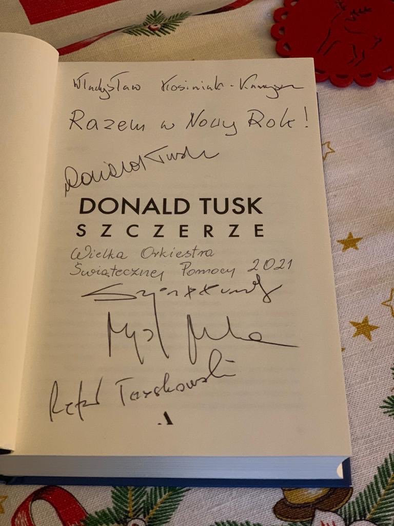 Egzemplarz książki Donalda Tuska podpisany przez potencjalnych sojuszników w wyborach 2023 r. Zyski z licytacji zasilą WOŚP