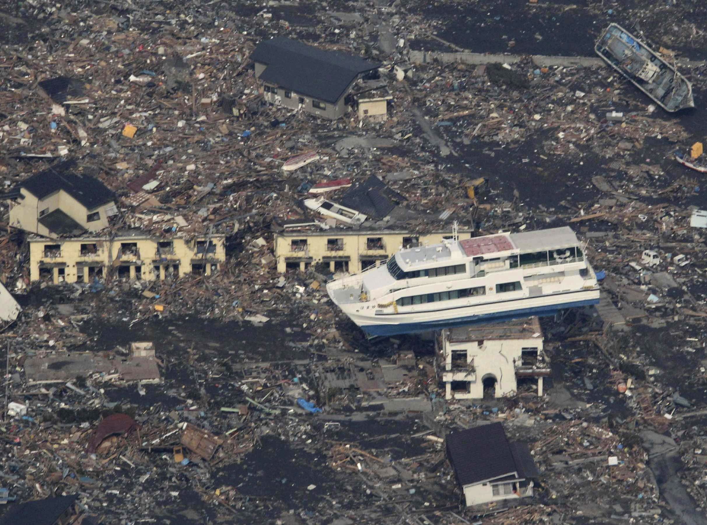 Sfotografowany z powietrza statek, stojący na budynku w Otsuchi w prefekturze Iwate