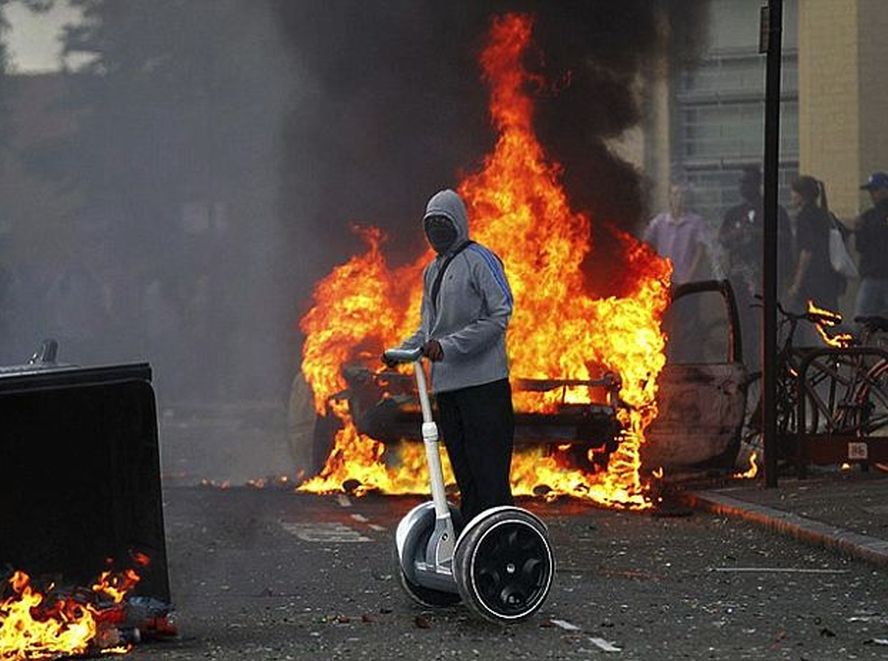 Internauci drwią: Protestują na segway'u