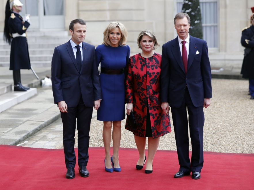 ... Pierwsza dama Francji jak zwykle postawiła na krótką dopasowaną sukienkę i dzięki..