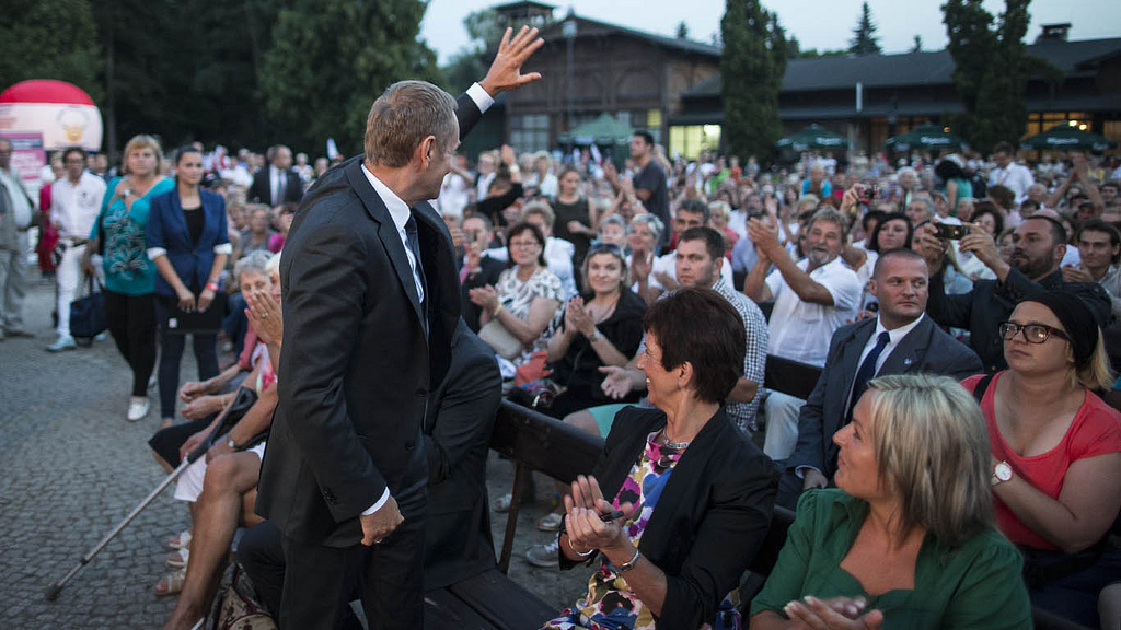 Premier przekazał uczestniczkom upominki - jak podkreślił, dla wszystkich są one takie same.