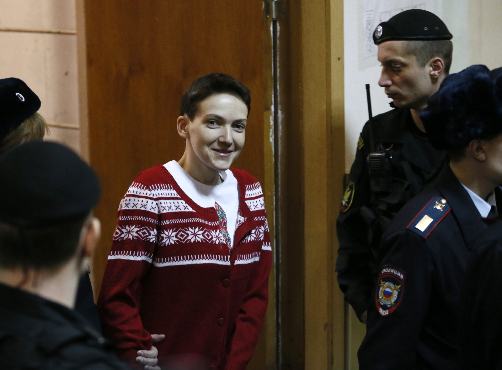Nadia Sawczenko przed Basmańskim Sądem Rejonowym w Moskwie
