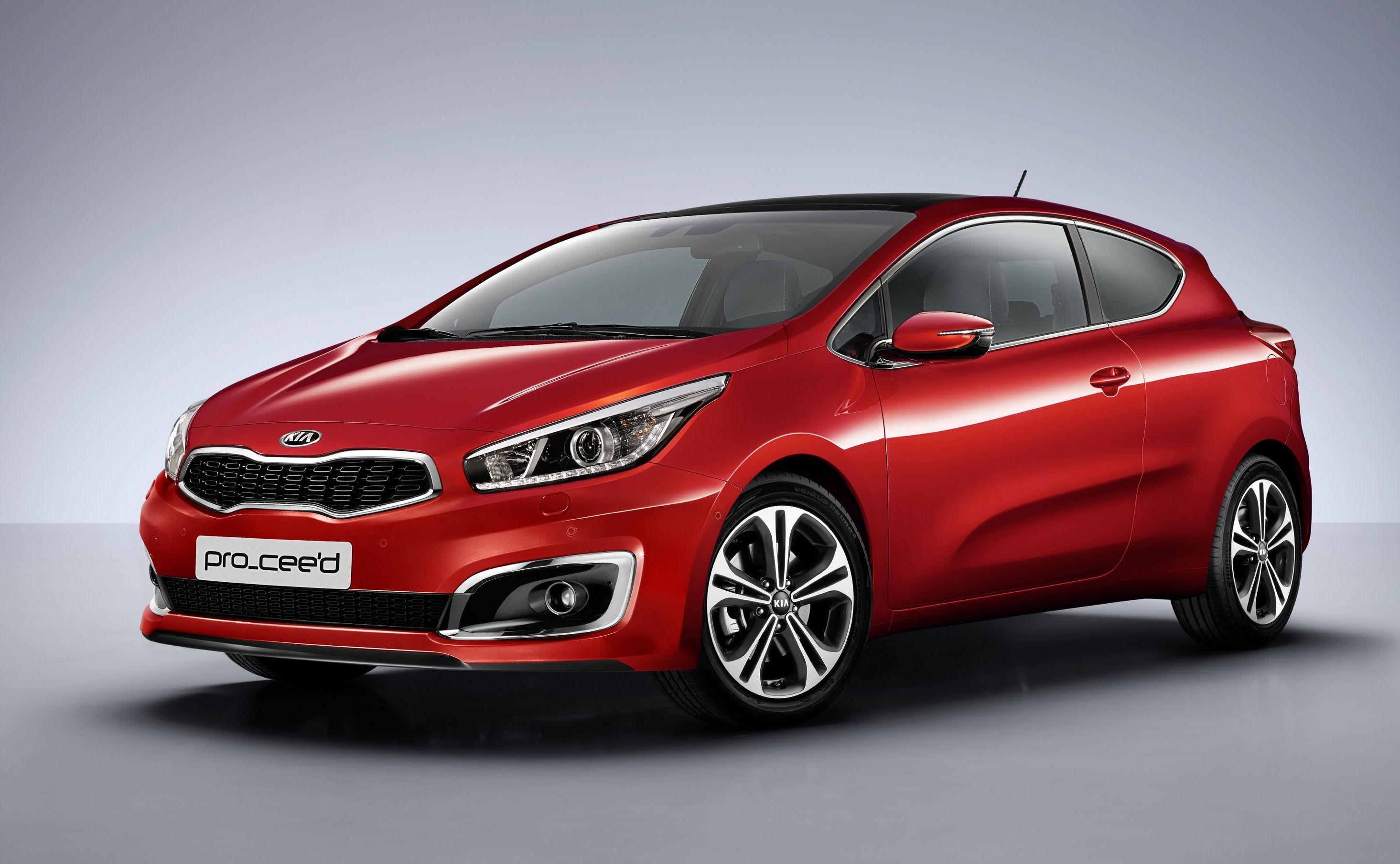 Napędzający cee’da GT i pro_cee’da GT silnik 1.6 T-GDI dostał nową turbosprężarkę - moc jednostki to 204 KM (265 Nm). W efekcie auto jest szybsze o 0,1 sekundy w sprincie od zera do 100 km/h. Auto setkę osiąga w 7,6 sekundy.