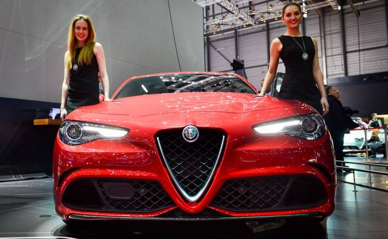 Dla kontrastu i pokazu siły topowa giulia quadrifoglio lśniła karoserią w kolorze czerwonym Rosso Competizione. Auto wyposażono w 19-calowe alufelgi zza których widać ceramiczno-węglowe tarcze hamulcowe. We wnętrzu: sportowe, kubełkowe fotele Sparco z obudową z włókien węglowych.