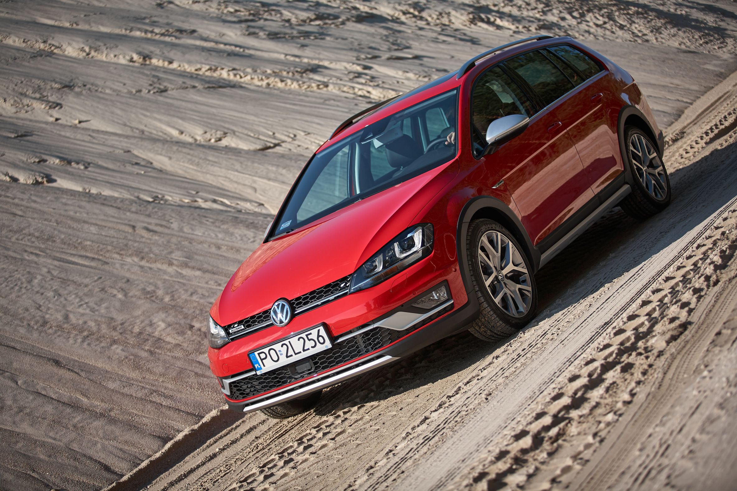 Zwiększony kąt natarcia i zejścia mają pomóc w zdobywaniu wzniesień. Układ napędu 4x4 4MOTION wykorzystuje sprzęgło Haldex piątej generacji. Golf alltrack jest podniesiony o 20 mm w porównaniu do zwykłego modelu. W opinii konstruktorów kiedy kierowca włączy specjalny tryb jazdy wówczas wszędobylski golf może pochwalić się umiejętnościami terenowymi na poziomie przypisywanym zazwyczaj tylko autom typu SUV.