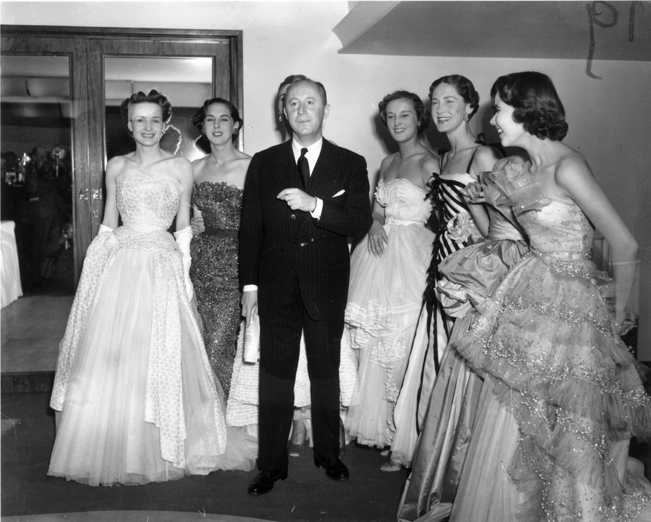 Christian Dior i modelki w sukniach z kolekcji "New Look"