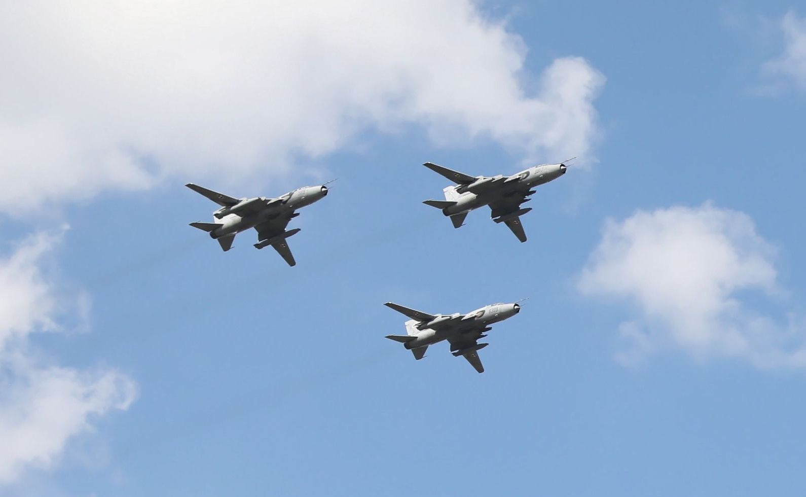 W defiladzie brał też udział stary sprzęt, jak samoloty MiG-21