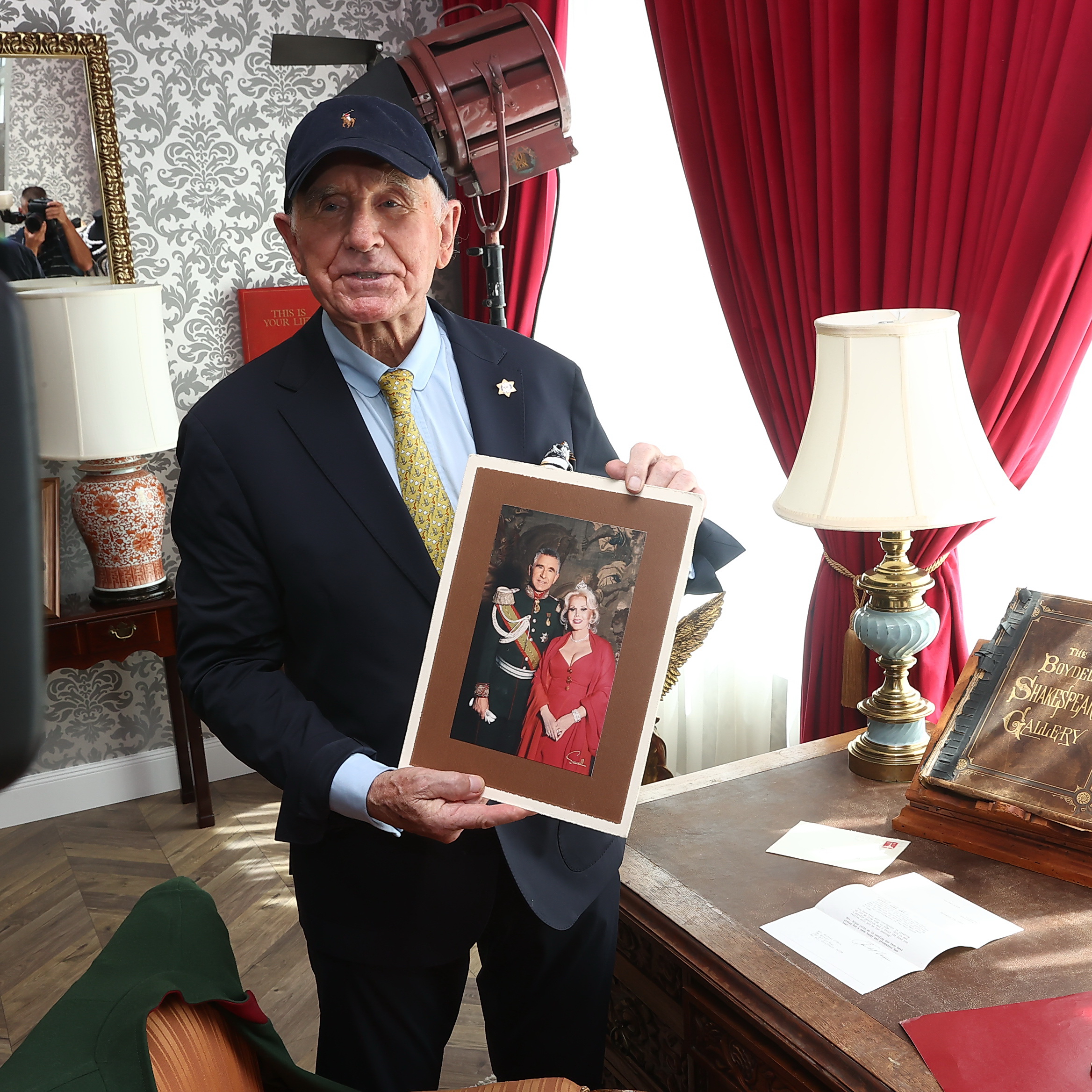 Eladja Gábor Zsazsa nevét az özvegye