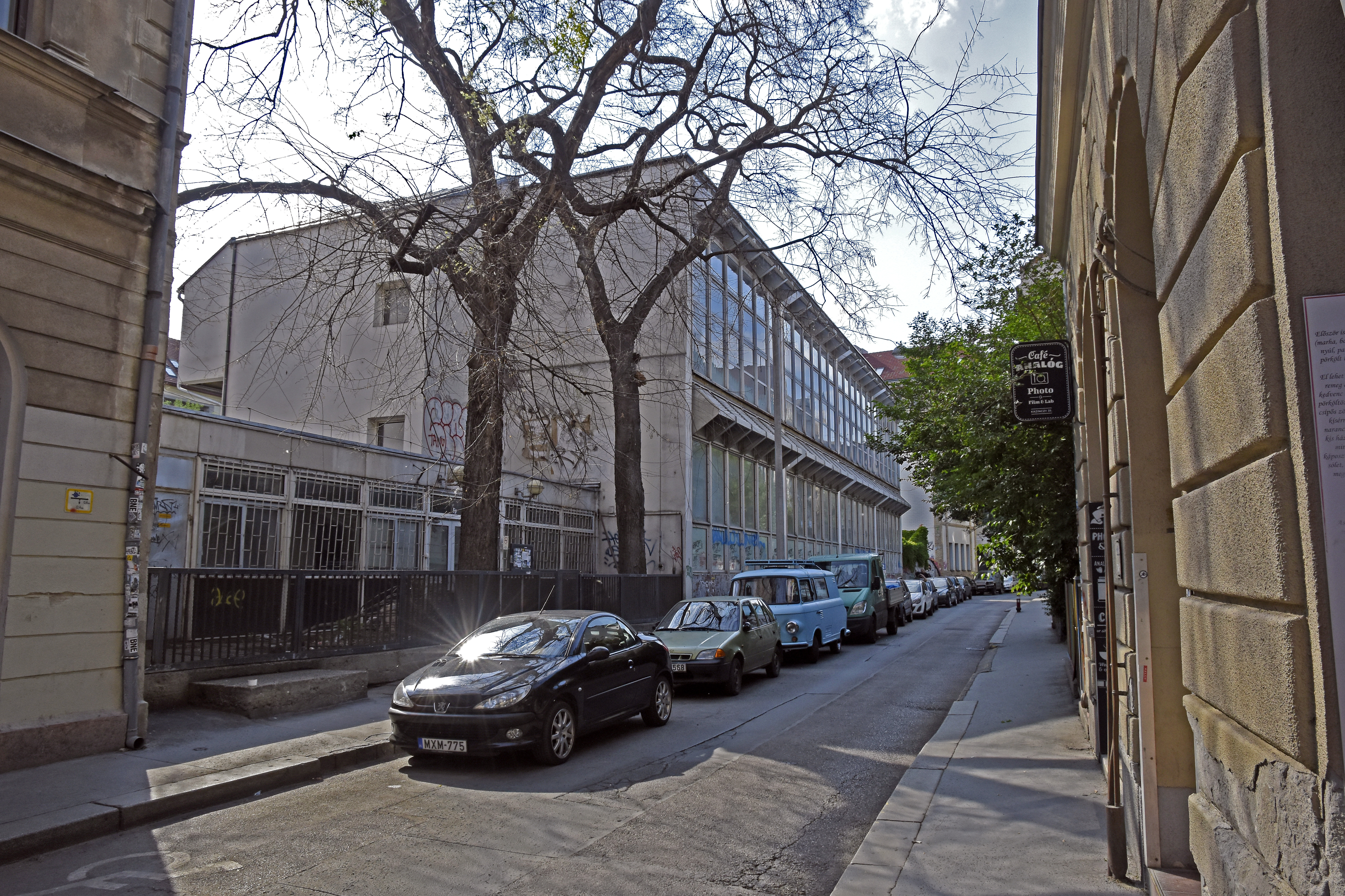 Gyermekei szeme láttára zuhantak tégladarabok egy édesanyára a Kazinczy utcában