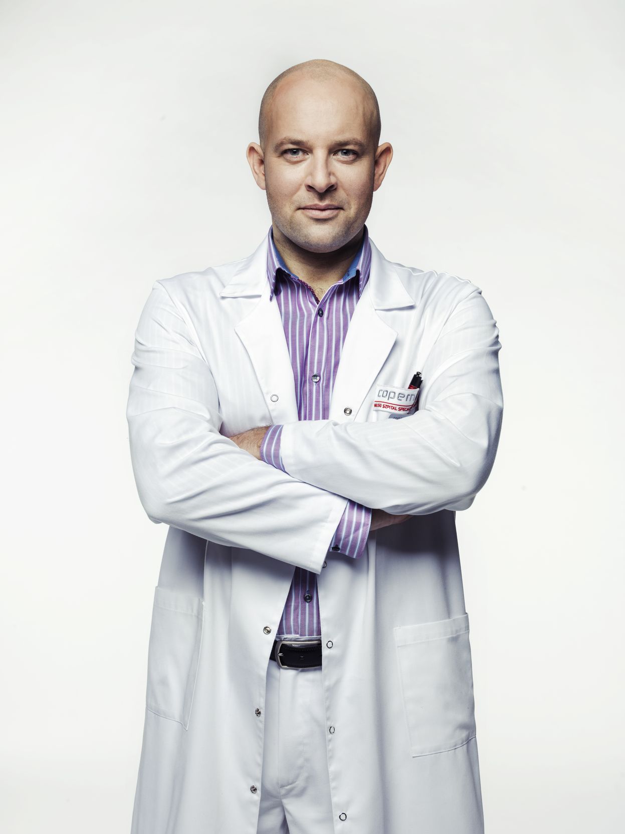 Piotr Wanat (Szymon Bobrowski) Przystojny, elegancki, o nienagannych manierach. Często się zamyśla, sprawia wtedy wrażenie trochę zagubionego. Kiedy mówi, zawsze patrzy rozmówcy w oczy i ten ma wrażenie, że jest najważniejszą osobą na świecie. Jedyną osobą, przy której spuszcza wzrok, jest Alicja. Jest introwertykiem, nie mówi o uczuciach, ale za to potrafi słuchać. Nie lubi tłumu, woli stać z boku i obserwować. Kryje w sobie jakąś tajemnicę. Piotr ma wysoko wykształconą empatię, jest zdania, że pacjent ma prawo wiedzieć, co mu dolega i jaka w związku z tym czeka go terapia. Nawet w obliczu największej tragedii stara się przekazać złą wiadomość w jak najmniej raniący sposób. Jest uwielbiany przez pacjentki, kocha dzieci.