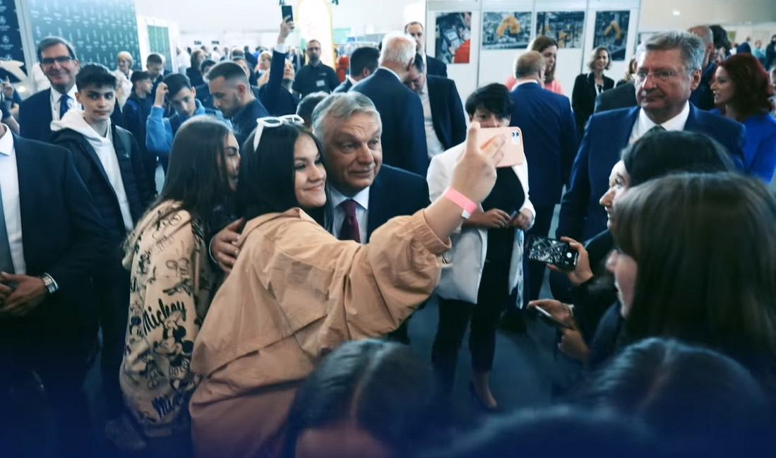 &quot;Jó napot, főnök!&quot; - Orbán Viktor megmutatta milyen az, amikor beindítja a szelfigyárat - videó