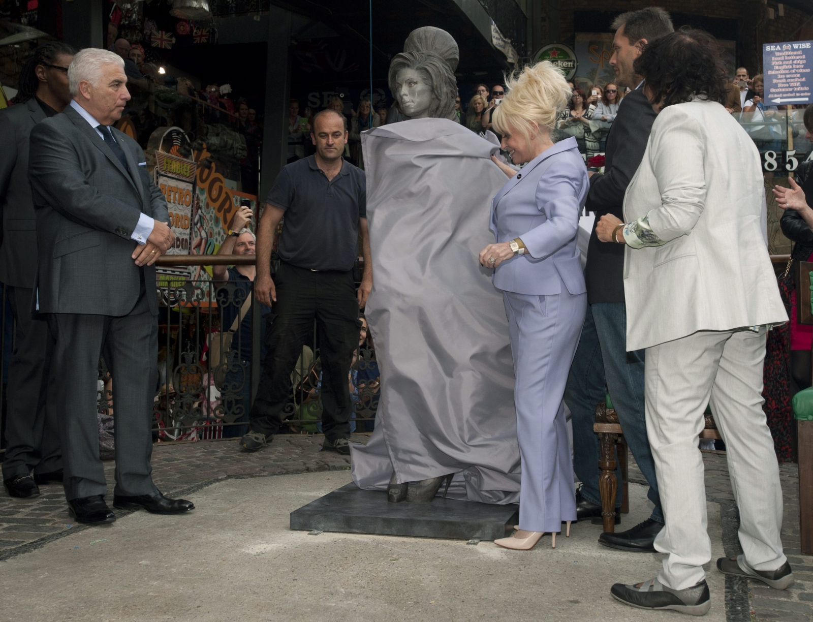 Barbara Windsor odsłania pomnik Amy Winehouse