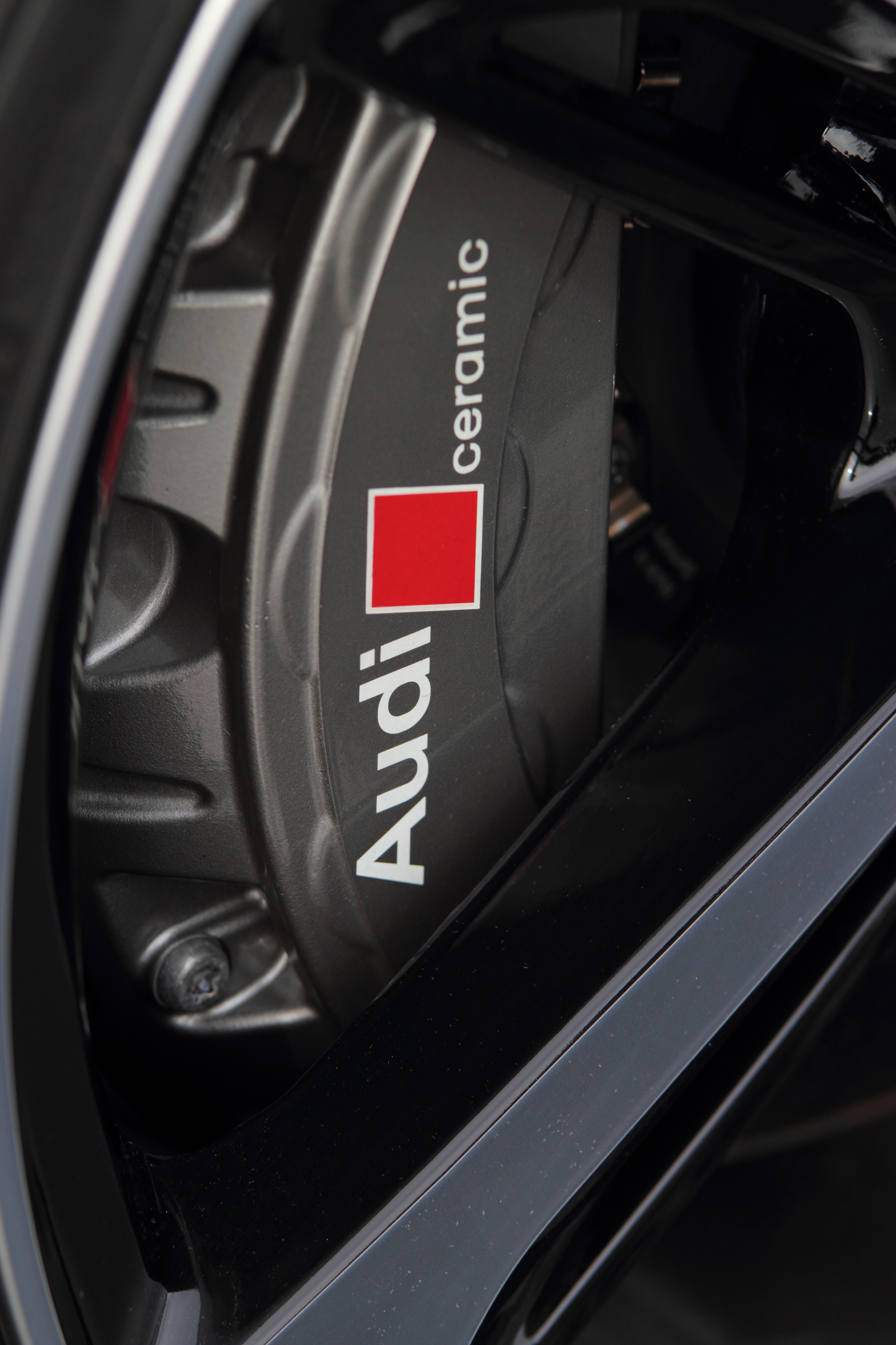Seryjnie, nowe Audi RS 7 Sportback jeździ na 20-calowych kutych kołach aluminiowych z siedmioma podwójnymi ramionami. W opcji można kupić felgi o średnicy 21 cali, dostępne w trzech liniach stylistycznych. Na życzenie, Audi montuje ceramiczne tarcze hamulcowe wzmocnione włóknem węglowym. Elektroniczny system stabilizacji toru jazdy (ESC) posiada tryb sportowy. Można go również całkowicie dezaktywować.
