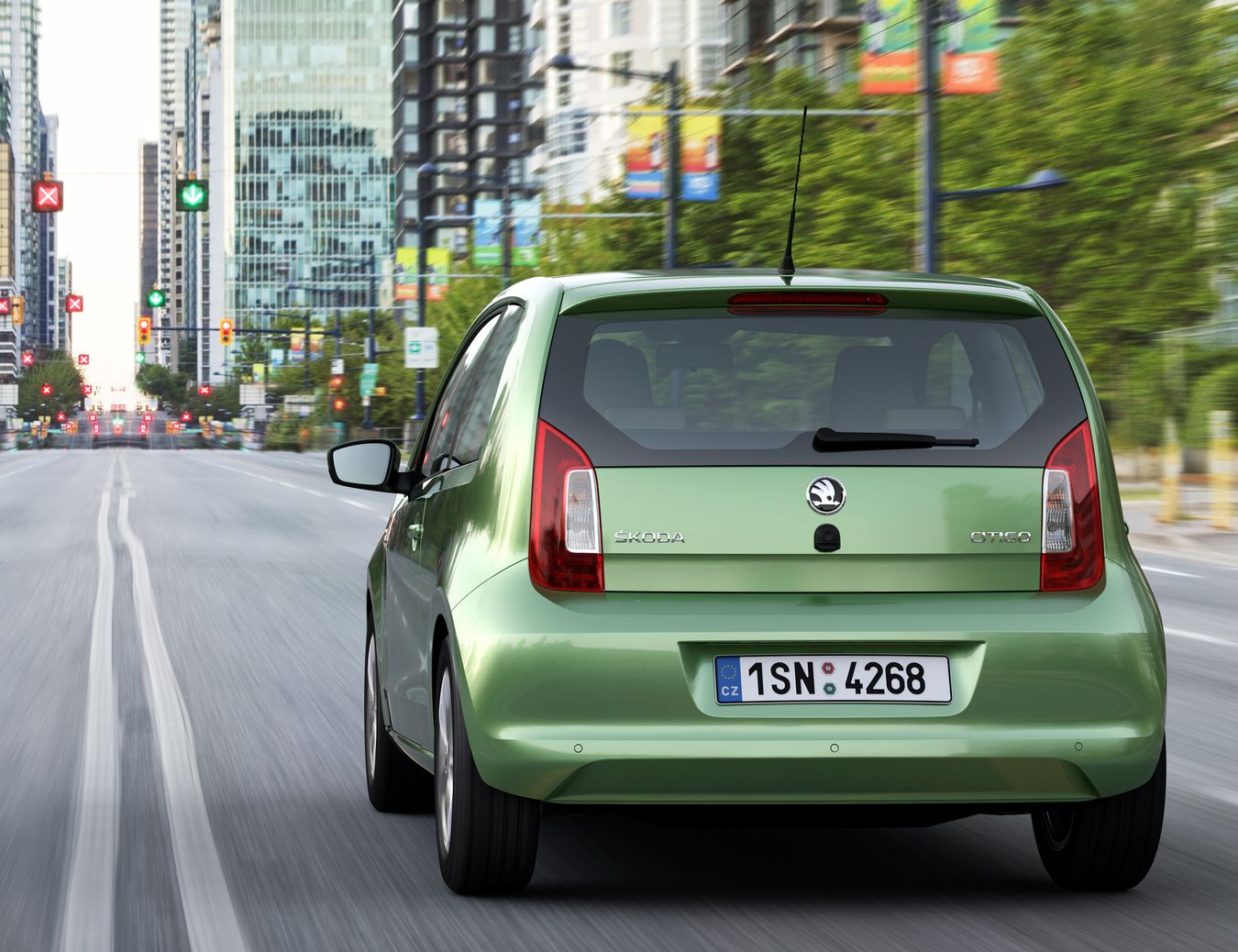 Wymiary? Citigo ma 3,56 m długości, 1,65 m szerokości oraz 1,48 m wysokości. Zdaniem konstruktorów nowa skoda jest jednym z najmniejszych samochodów w swoim segmencie. Pojemność bagażnika to 251 litrów, może zostać powiększona do 951 litrów po złożeniu oparć tylnych siedzeń