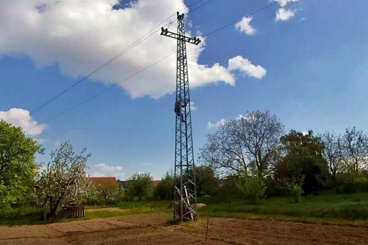 Sokkoló: egy villanyoszlopról akart leugrani egy idős férfi Balatonfüreden: így mentették meg az életét