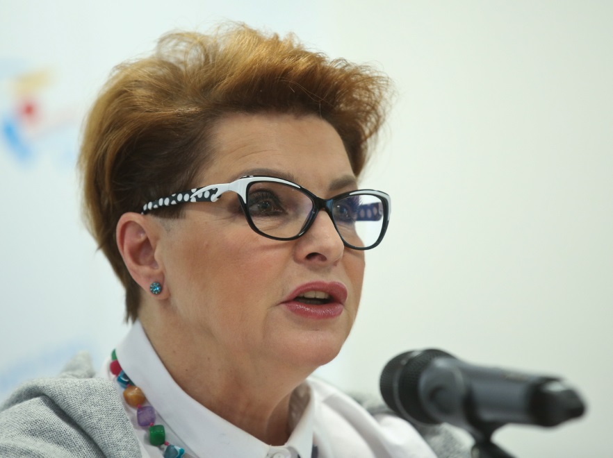 ... i tak najbardziej uwagę zwracały wyjątkowo wydatne usta pani dyrektor i zupełnie inna, niż jeszcze całkiem niedawno twarz! ZOBACZ TUTAJ, jak wyglądała Ewa Gawor w 2012 roku.